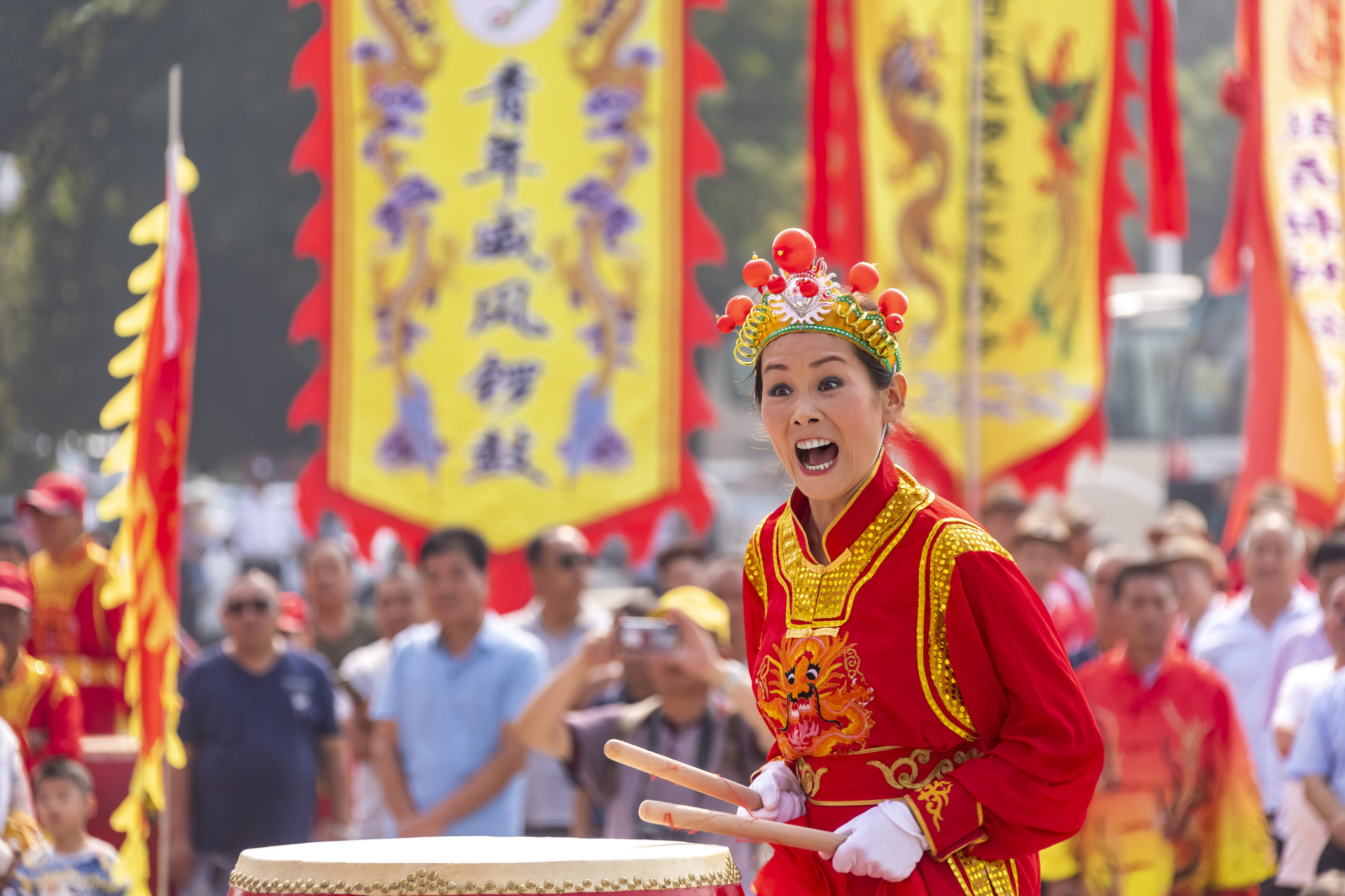 醒狮女鼓手图片