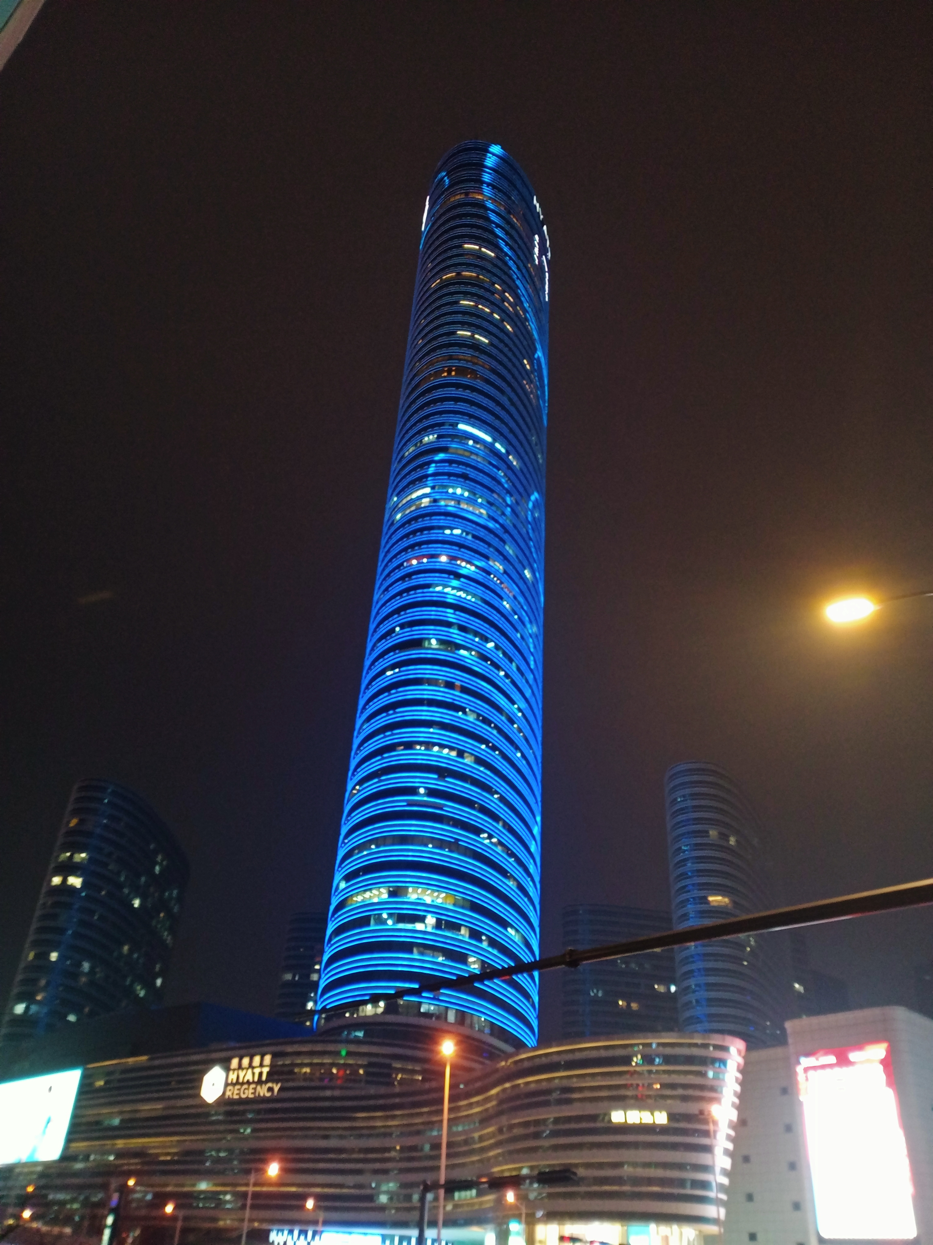 "夜晚的都市,高楼耸立,灯光闪烁.