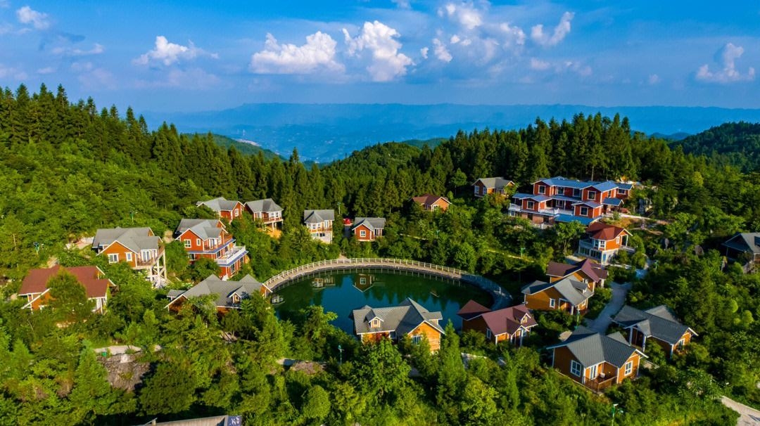 散文:初冬的阿依林海  初冬的阿依林海,就像一幅淡墨的水墨画,静静地