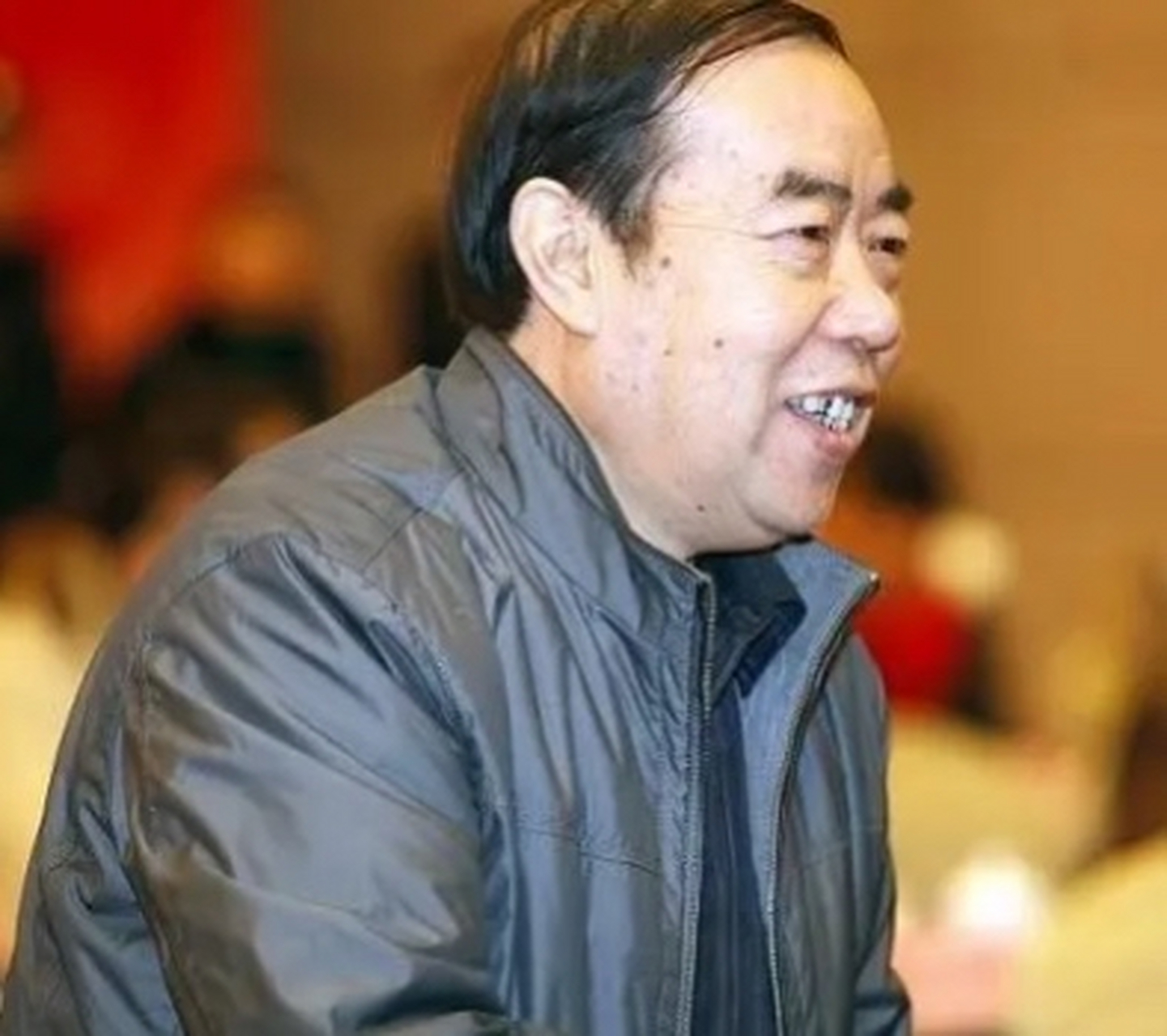 1992年,贾平凹和妻子韩俊芳离婚,不久就娶了小17岁的美女护士.