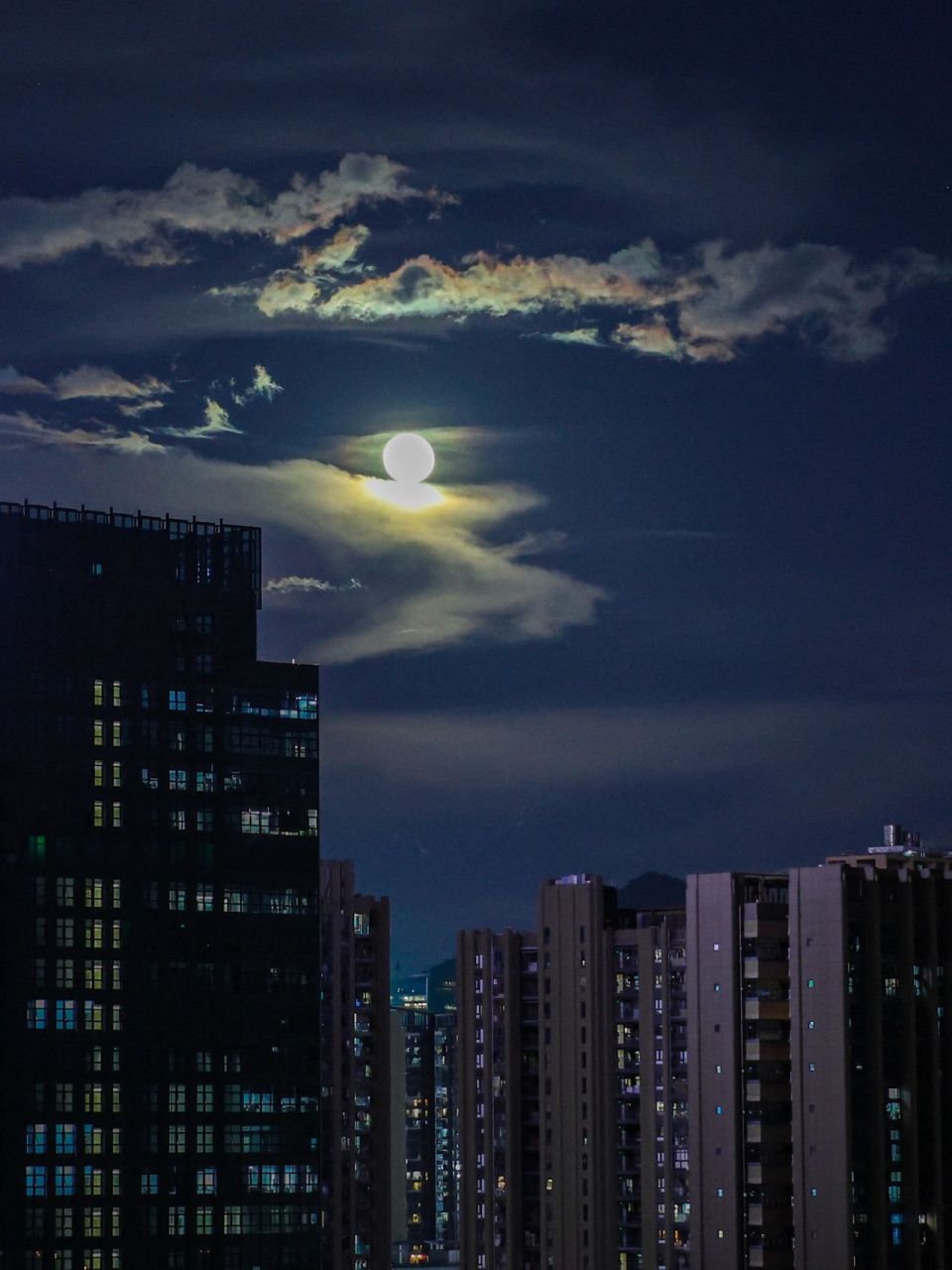 月亮爬上夜空,给城市披上温柔的光,我在窗前,望着这宁静的景象,心生