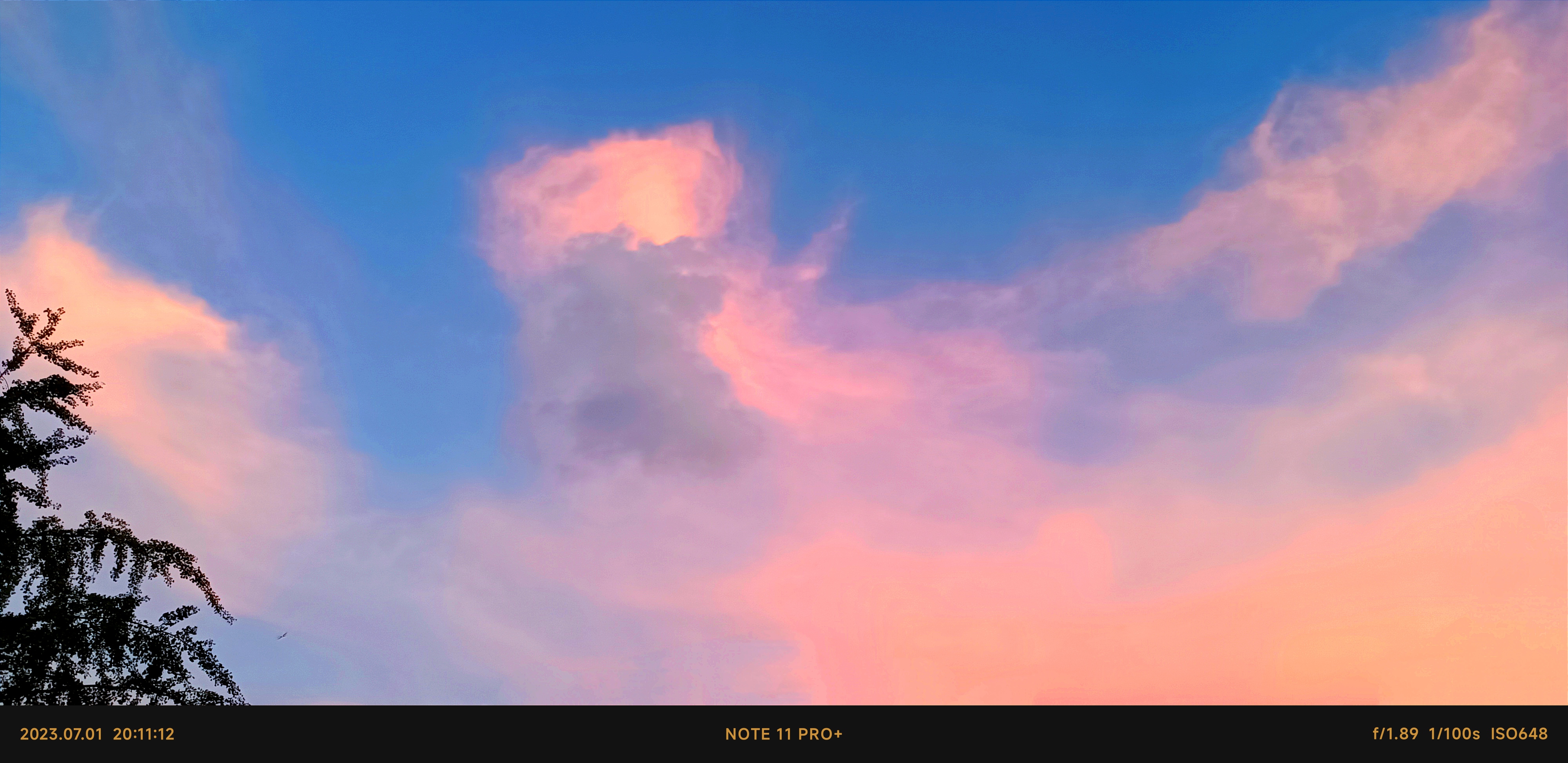 天空颜色由什么决定
