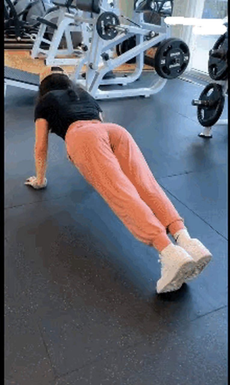 一般女生做不了如此标准的俯卧撑.是真的吗?