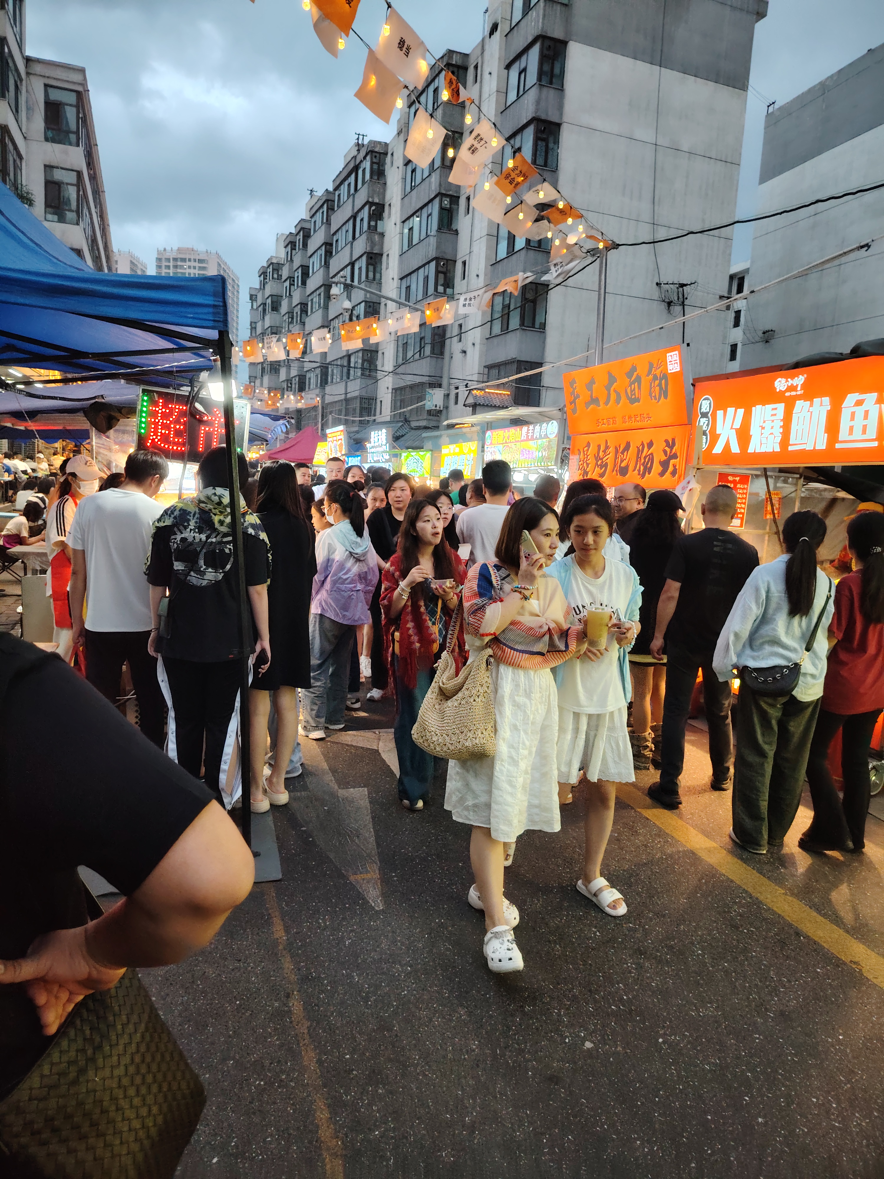 西宁的饮马街夜市十年前比现在还繁华,后来没有了,为什么呢,说了可能