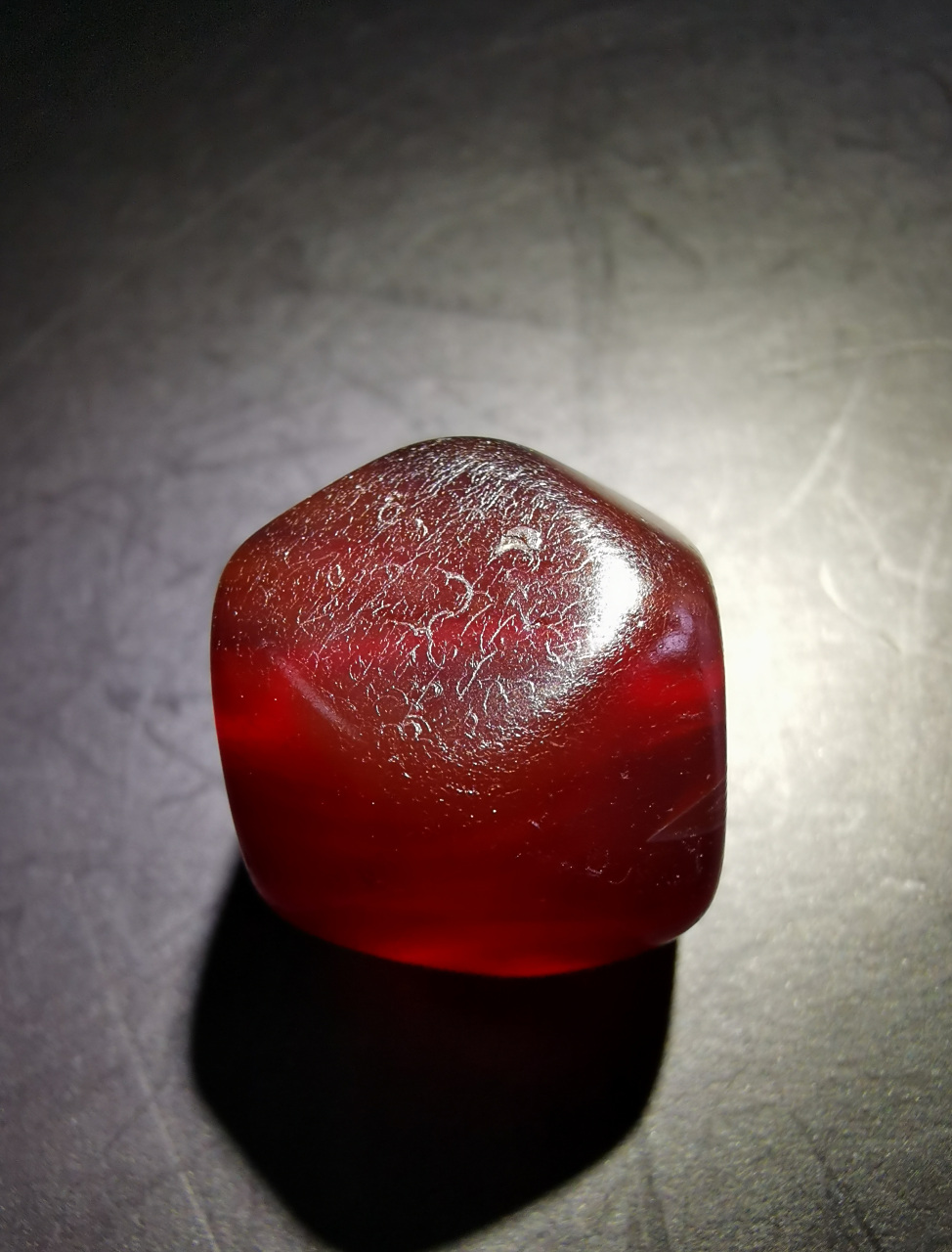 千年酒红色唐八棱 尺寸:对棱2.0厘米,对孔1.6厘米.