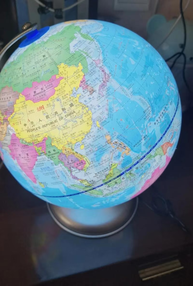 给自己买个了地球仪,世界那么大,不但可以看看,还可以转转.