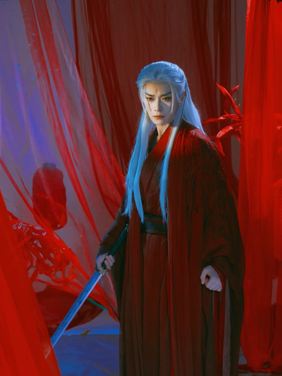 曹骏"红衣白发"造型杀疯了!导演快快给他递本子