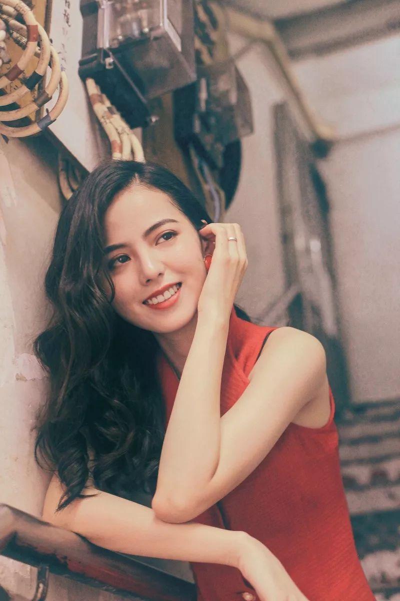 美女小姐姐# #黄日莹# #壁纸