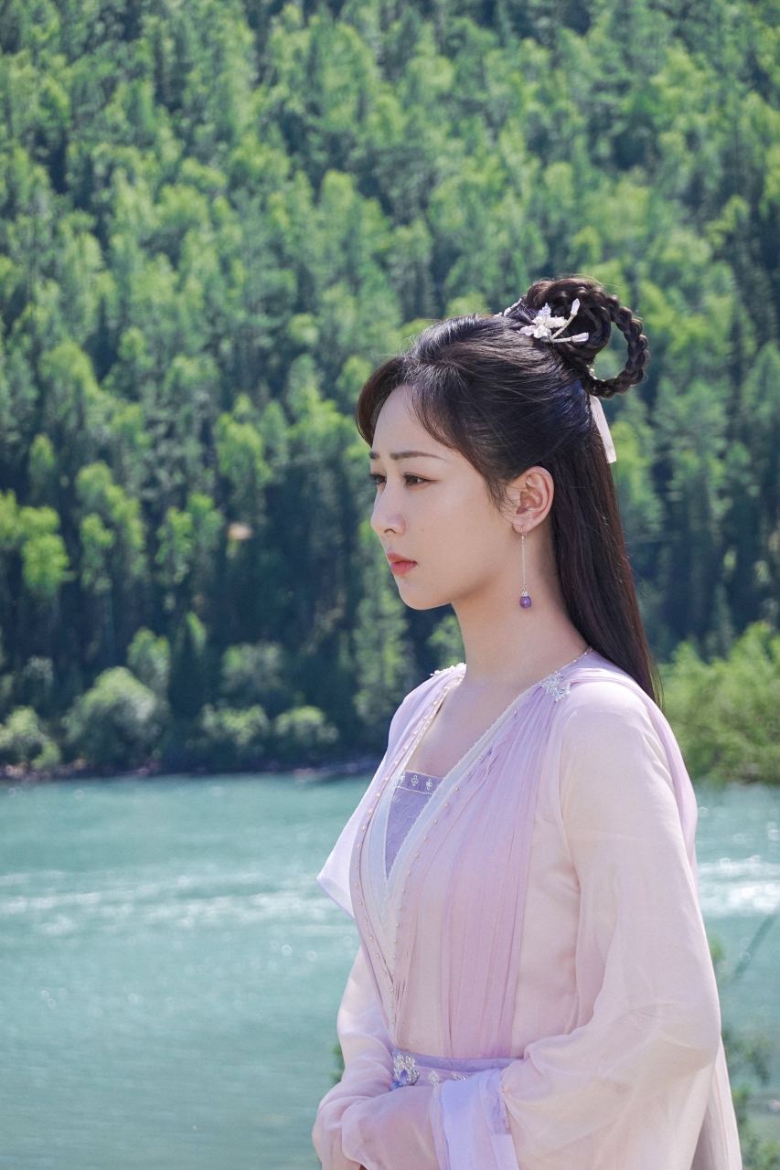 杨紫扮古风憔悴美人,躺树下弱不禁风,楚楚可怜,古装杨紫与现代气质的