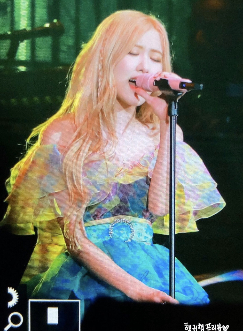 rosé朴彩英发型挺"潮",穿"荷叶裙"还故意光脚丫子