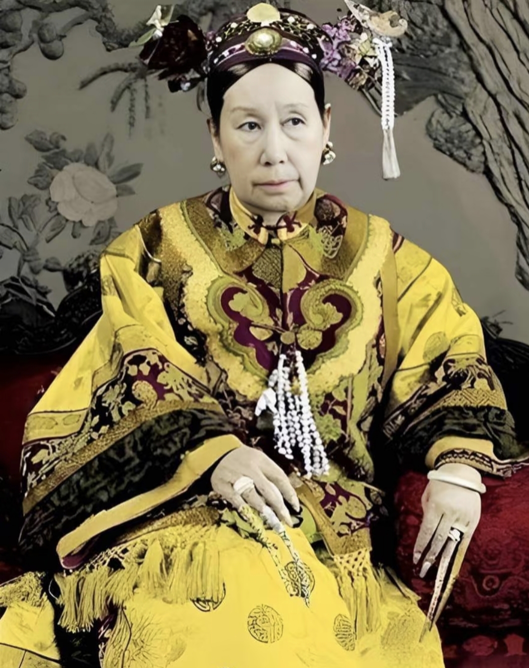 有一位女性以其独特的方式深刻影响了一个朝代的命运,她就是慈禧太后