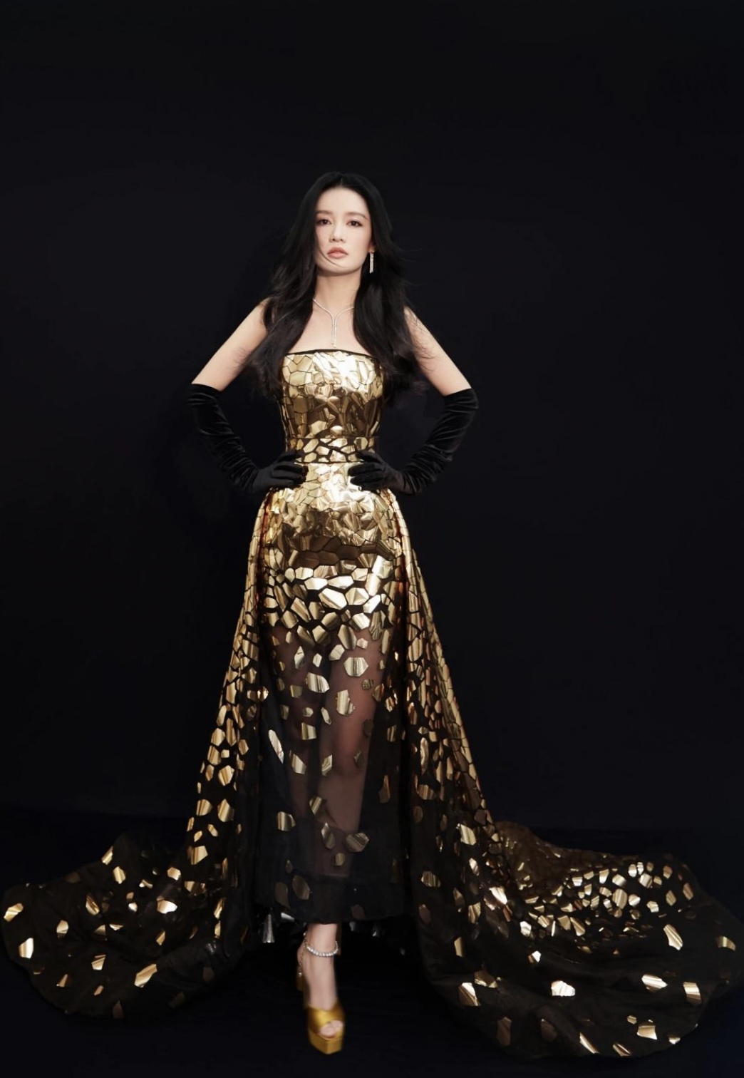 李沁这次亮相太惊艳了,她皮肤白皙,眼睛清澈明亮,笑起来又清冷又好看