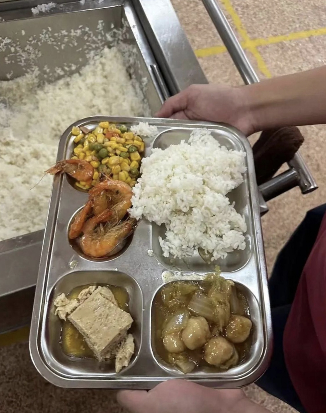 看看现在中学食堂伙食,有肉有菜,营养均衡,现在的学生真是幸福,想想