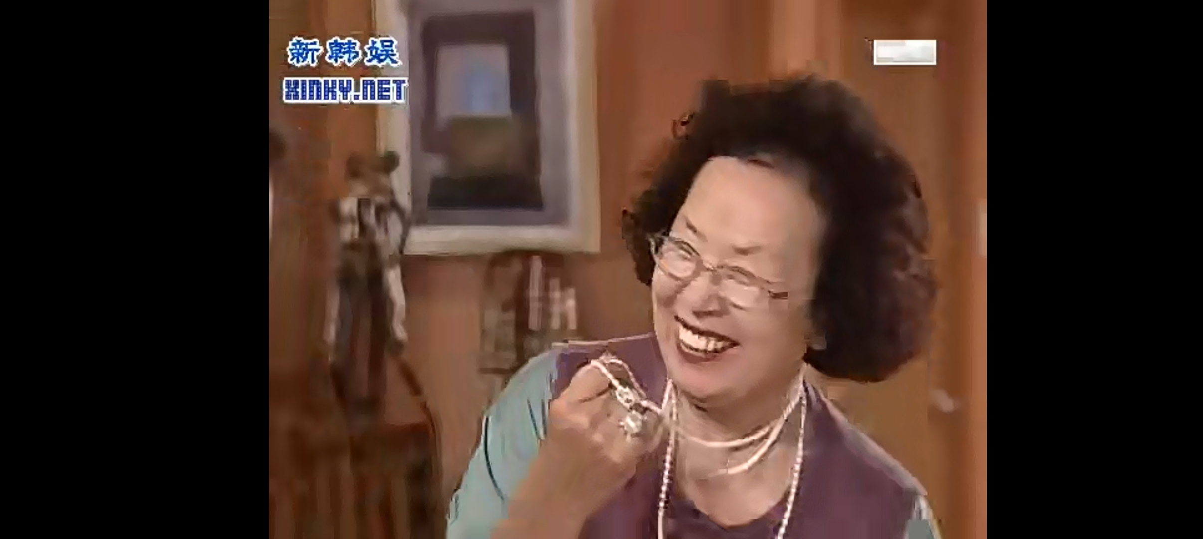 文姬奶奶好不容易买了一条珍珠项链,回家就向顺才