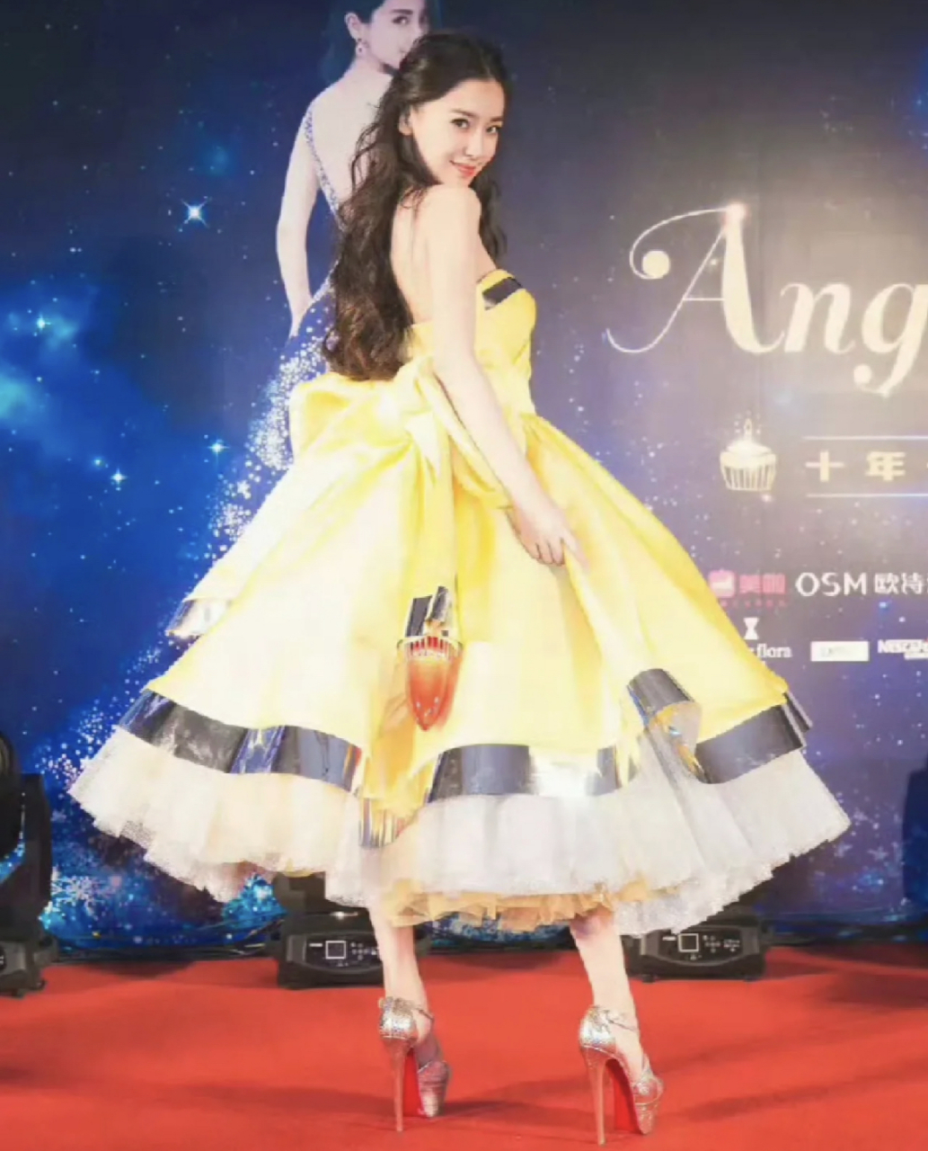 看到#angela baby杨颖# 的高跟鞋我惊了,女明星的美丽是要付出代价的.