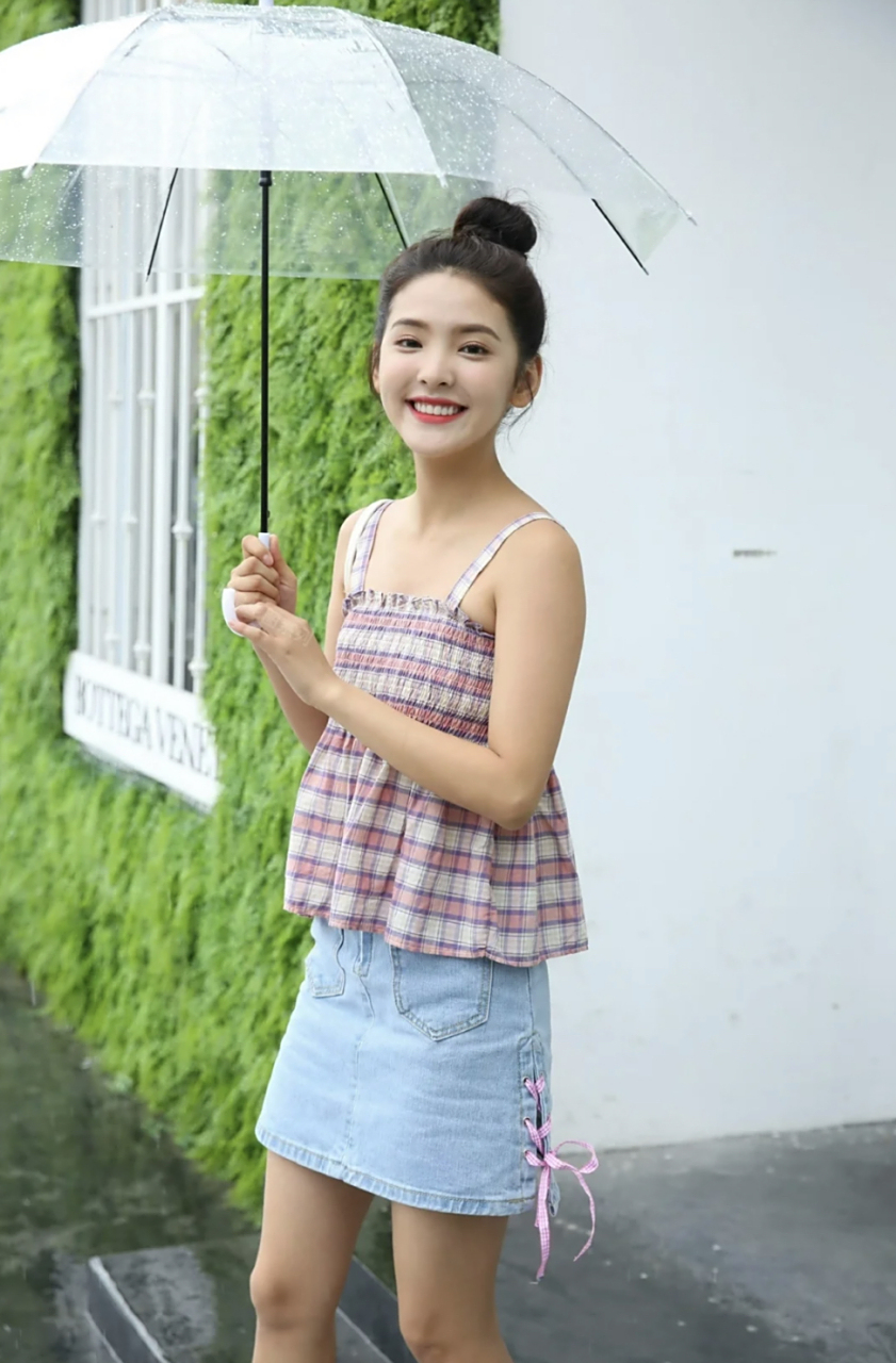 章若楠早期做淘宝模特的生图,有一种天然美,笑容依旧是必杀技.