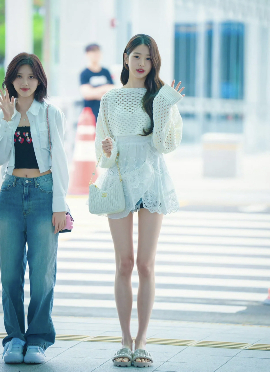 韩团腿精张元英,173的身高,女团门面担当,跟她同框有些吃亏