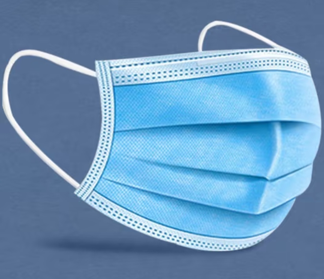 看到一车那么多人都没有戴口罩,我正准备拿掉,发现坐前面一个老人