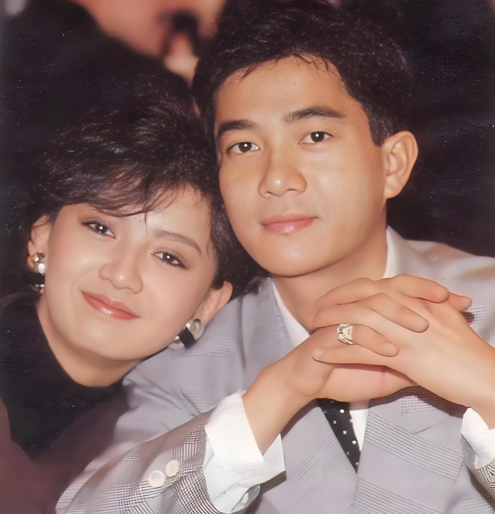 1993年10月25日,陈百强因脑死亡离世,这位香港著名歌手的去世让香港