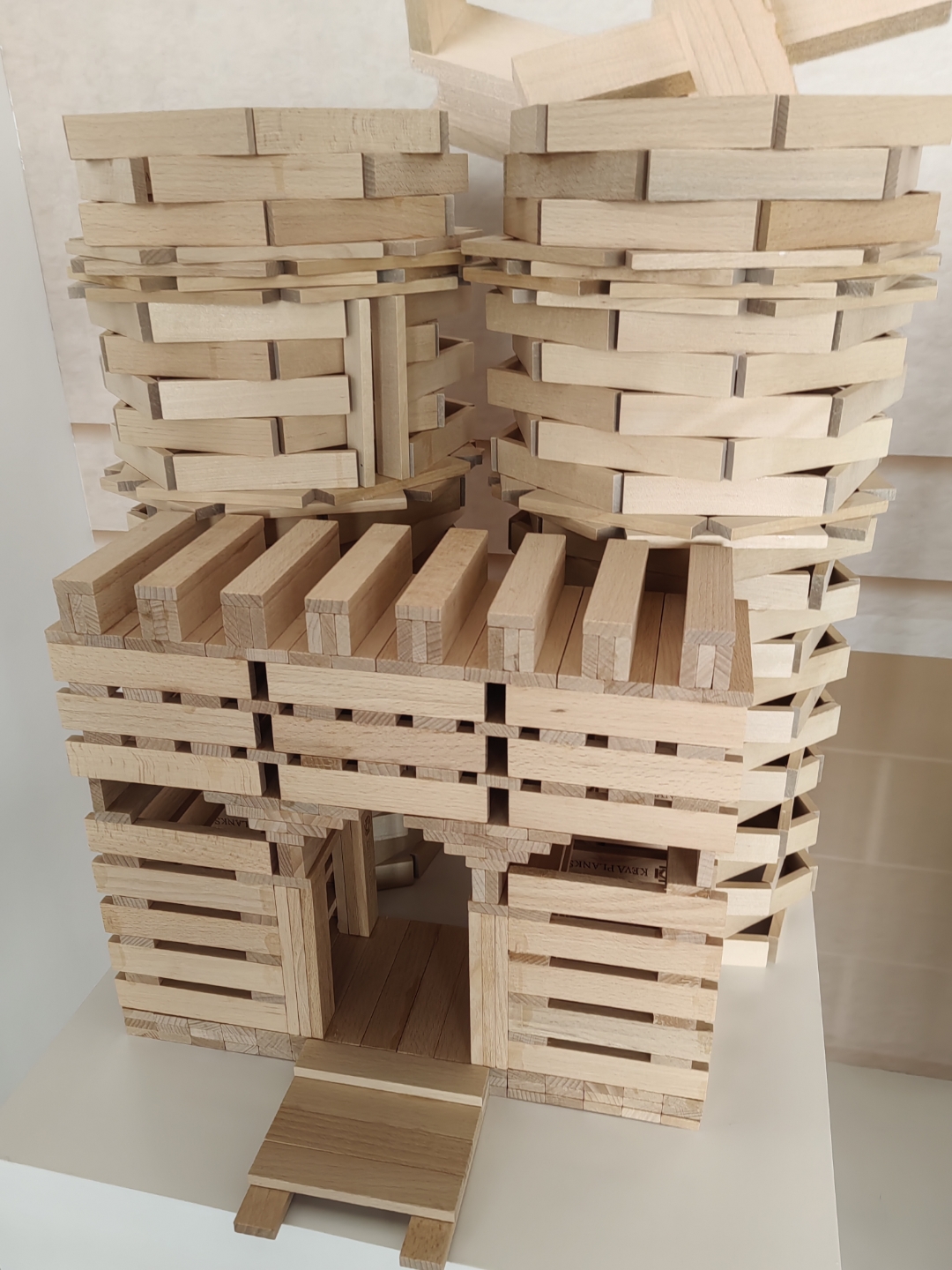 哇,这堆叠的木制积木城堡真是太有创意了!