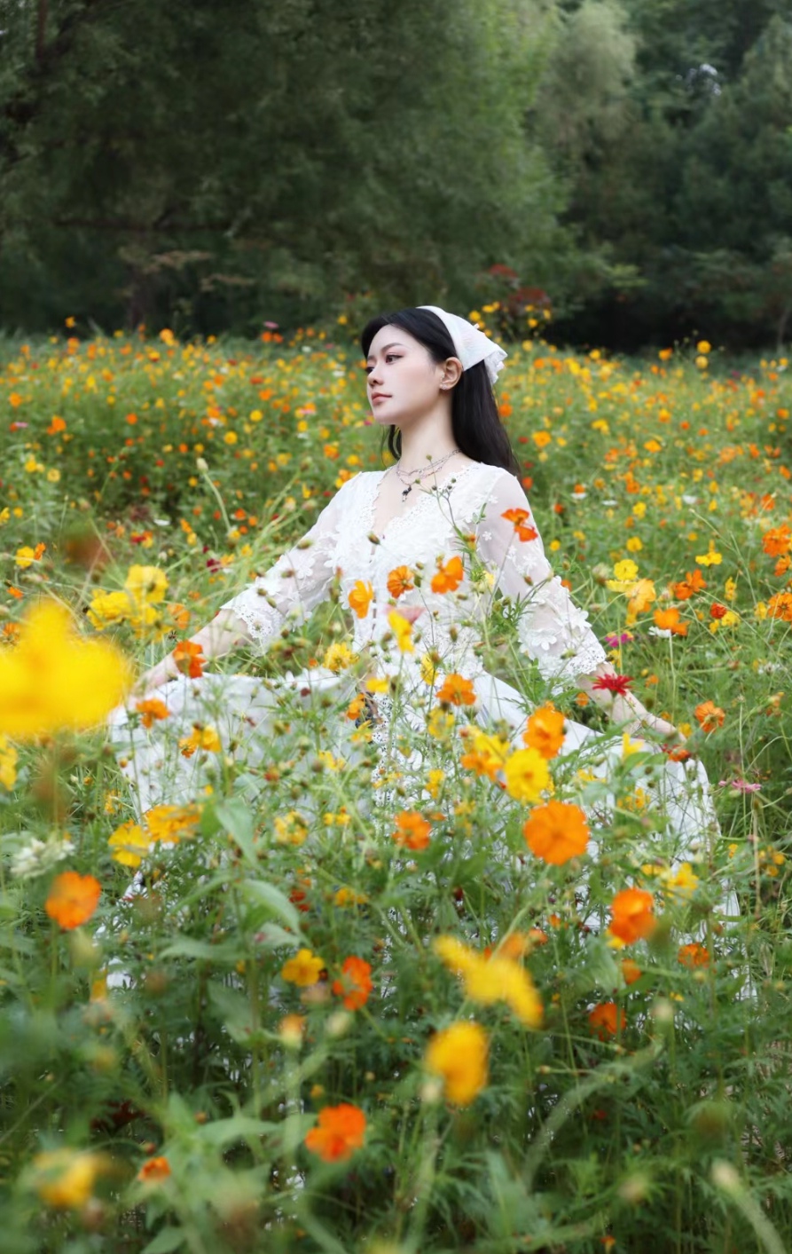 花丛中,美少女开心地笑.她沉浸在花海之中,如精灵般灵动