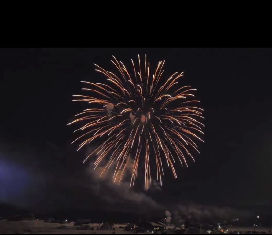 朋友展示夜空中在闪电天气放烟花的场景,令人震撼.