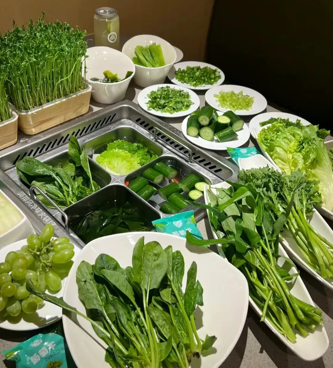 本满心期待,结果一看,一桌子全是绿色蔬菜