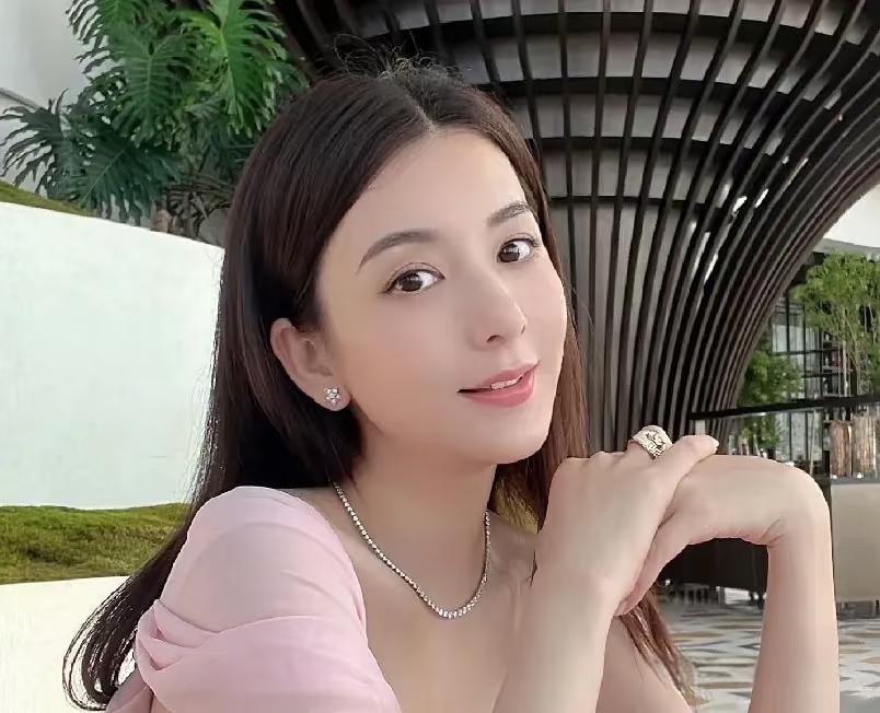 据方媛在社交平台发文透露,她的随身包包被抢走,里面