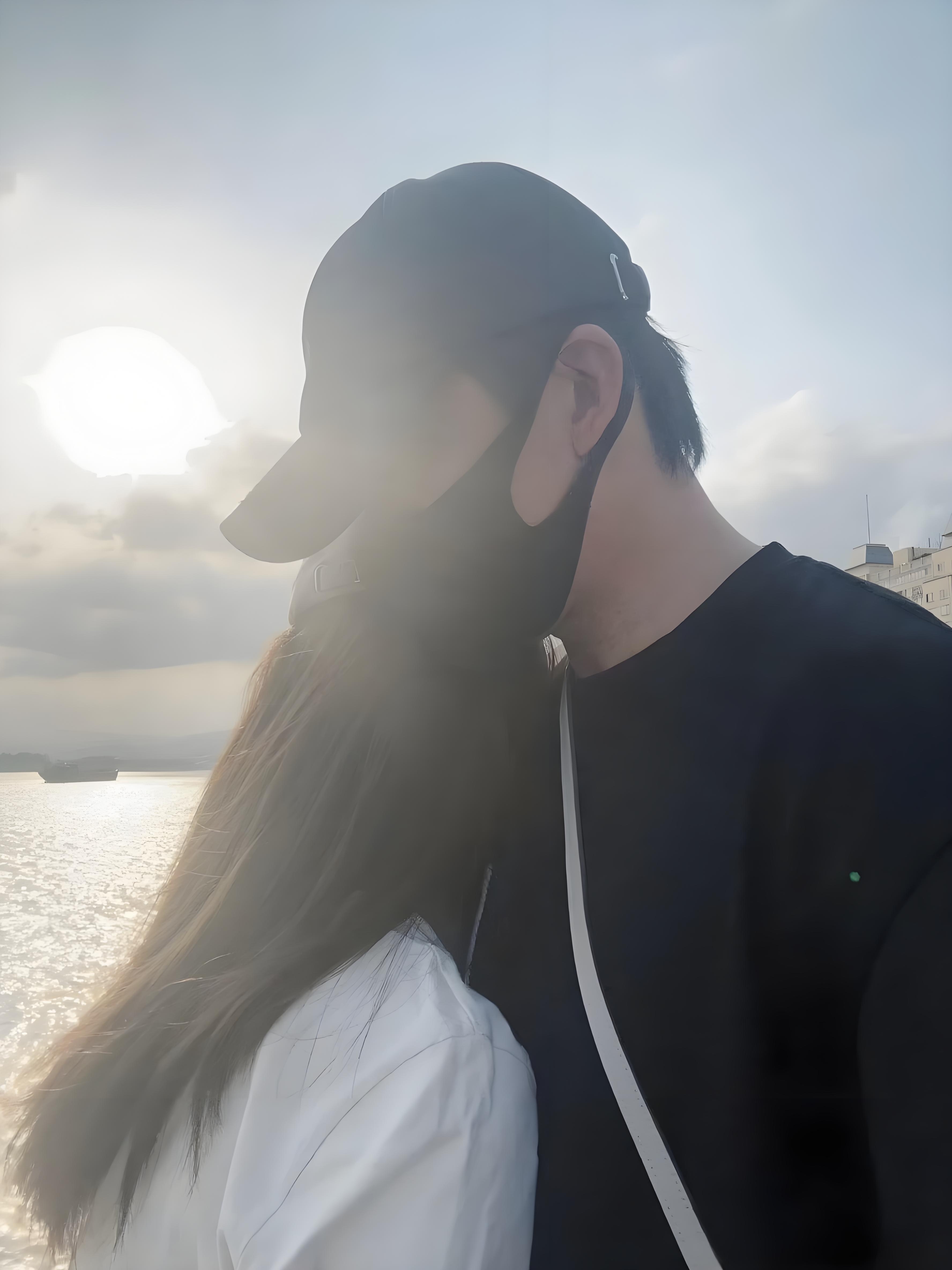 在今年6月份就已经在朋友圈官宣了这段感情,但当时并未透露女方的正脸