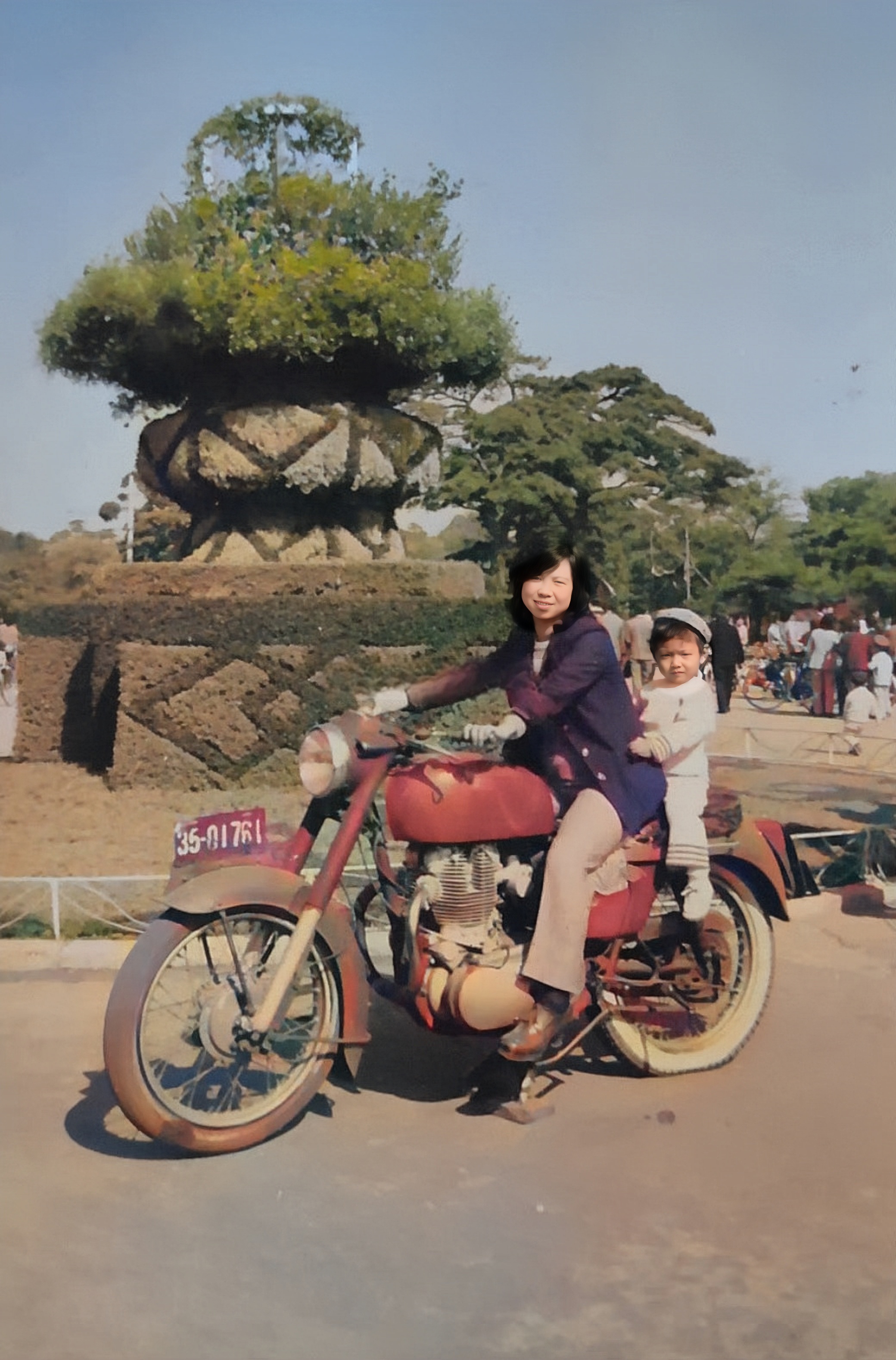 老式摩托车上的时光之旅  一位女士与小女孩的温馨瞬间,被定格在这辆