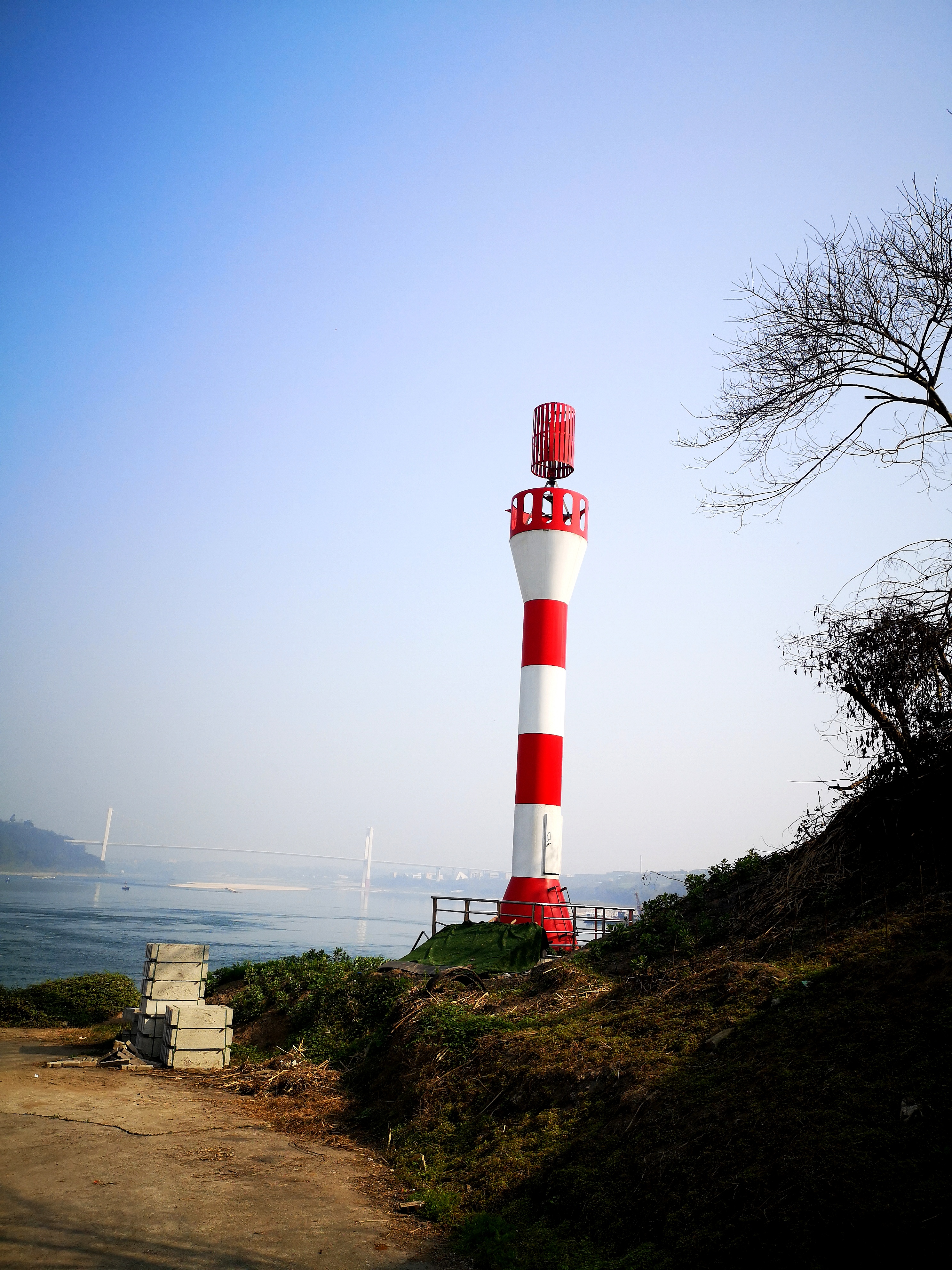 晴空如洗,蔚蓝如海,灯塔的光芒在阳光下熠熠生辉.