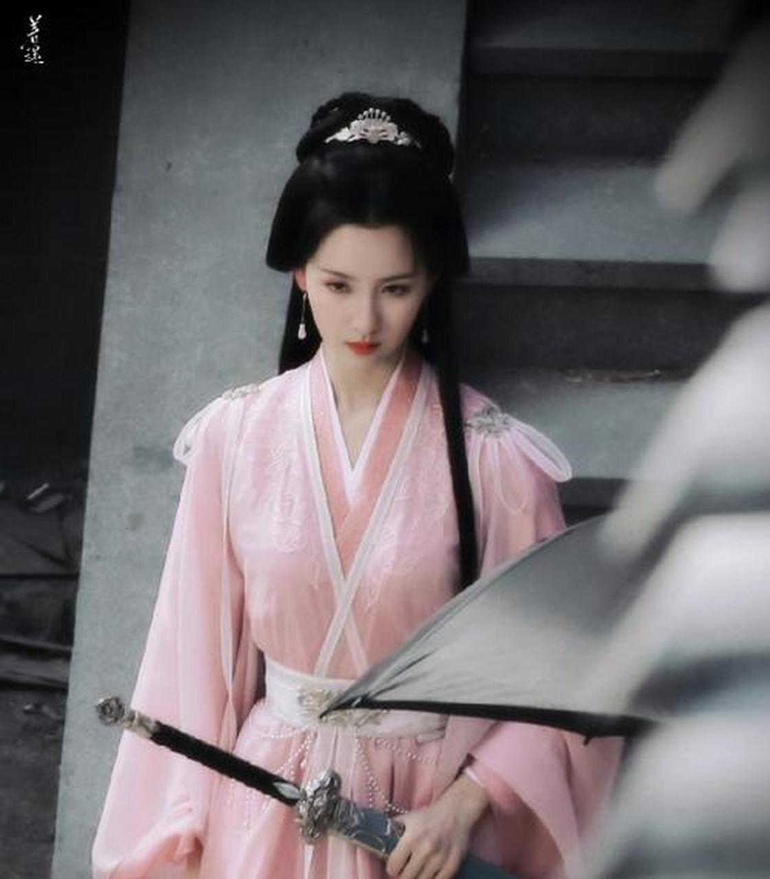 他很爱乔婉婉,乔婉婉心里也有他,可是人生有多少个十年,乔婉婉等了