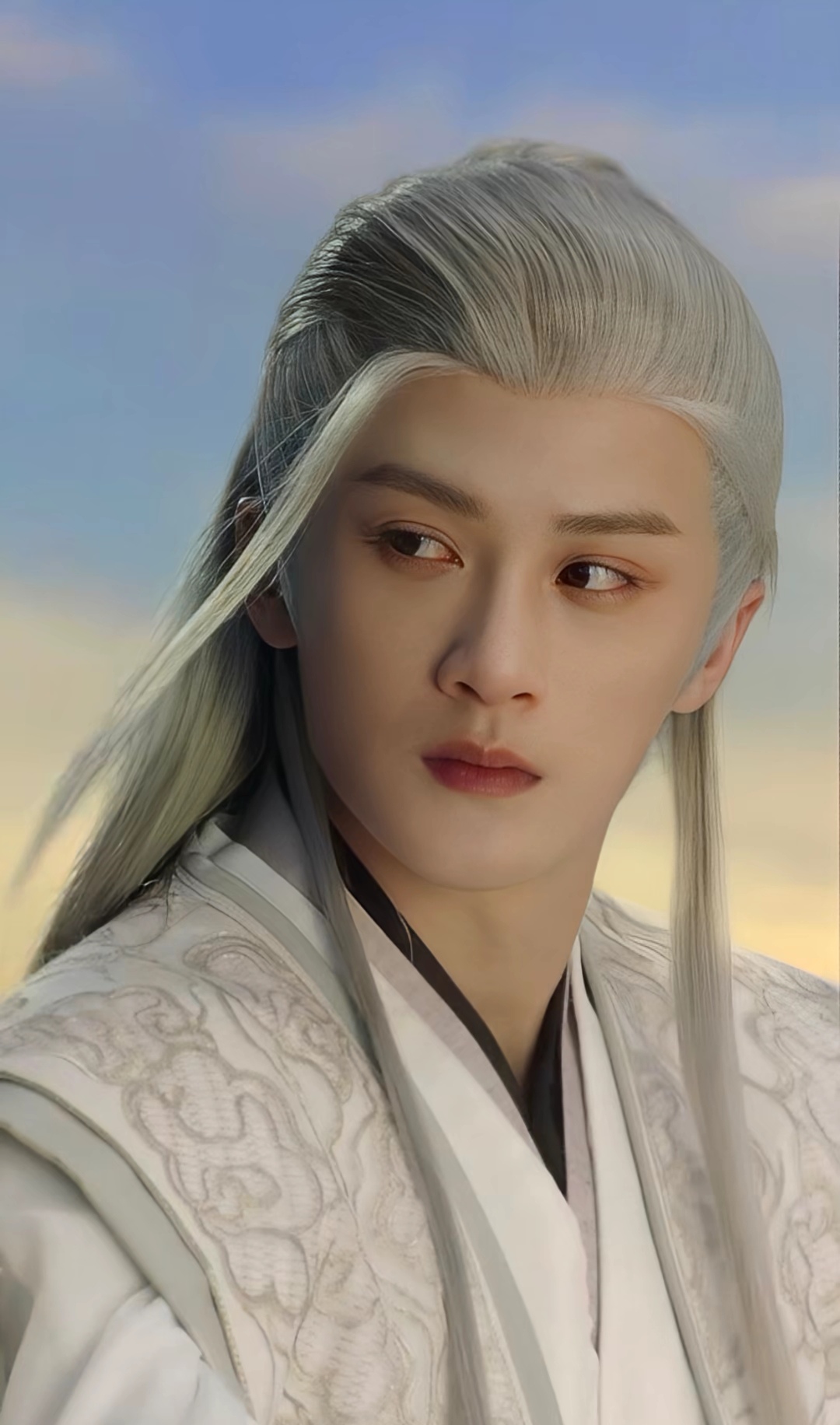 " 小夭定定地看着相柳,眼睛被那如云如雪的白色刺