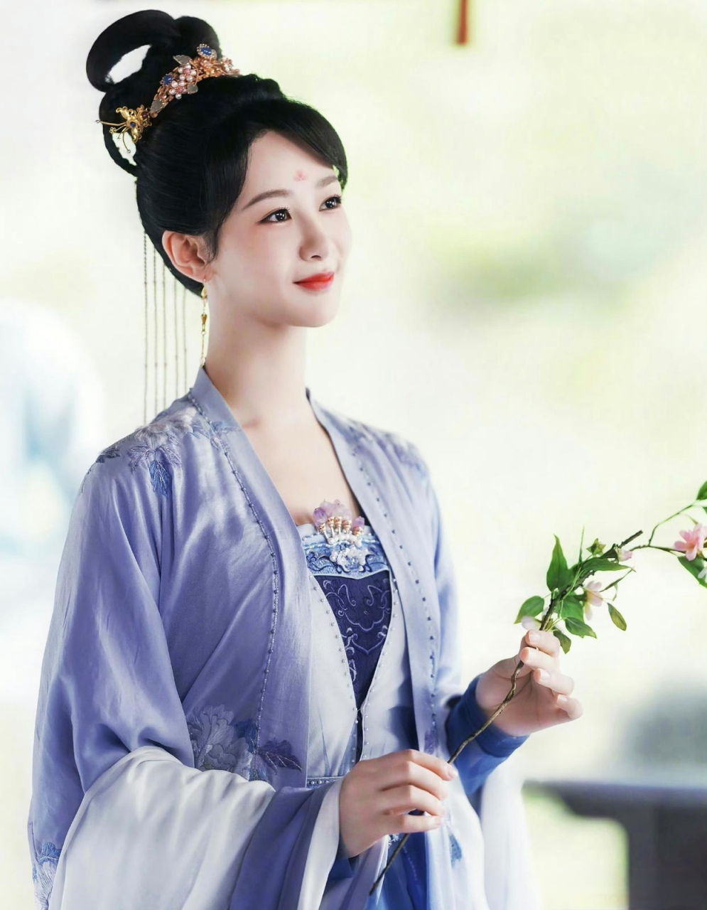 女人一辈子总会碰到两个男人,一个如火,一个如水
