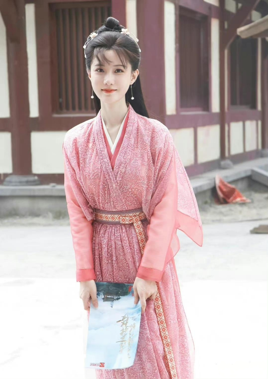 苏小慵一副男装出场,但是却没掩盖其清纯,可爱,灵动的角色个性,跟