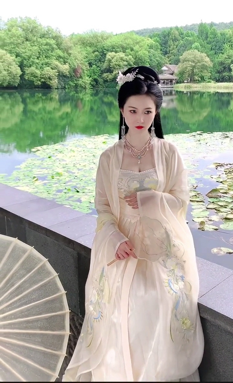 美女身着汉服,仿佛穿越时空,回到古代的华夏大地.