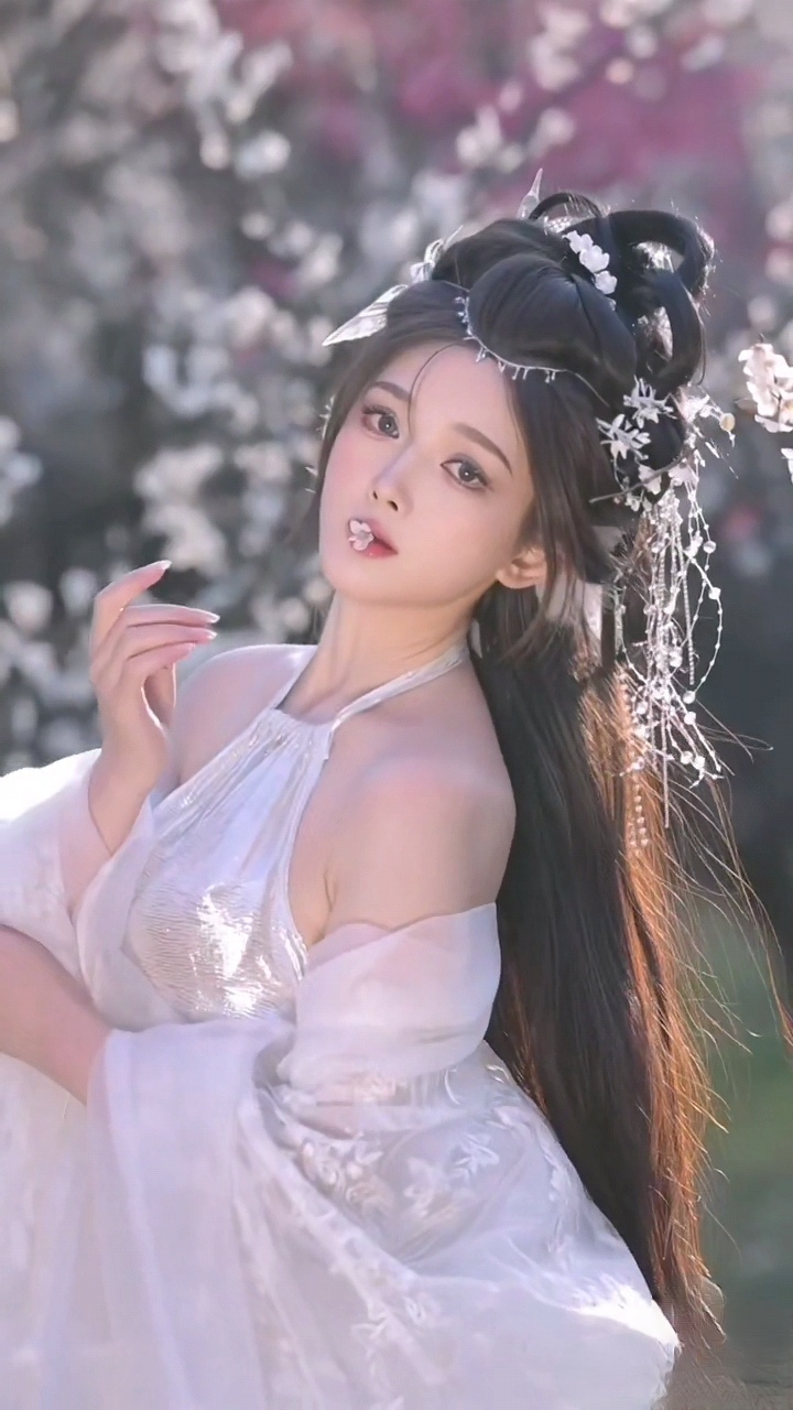 古风美女,眉眼如画,秀发飘飘.晨起梳妆,静待花开.琴棋书画,雅致心怀.