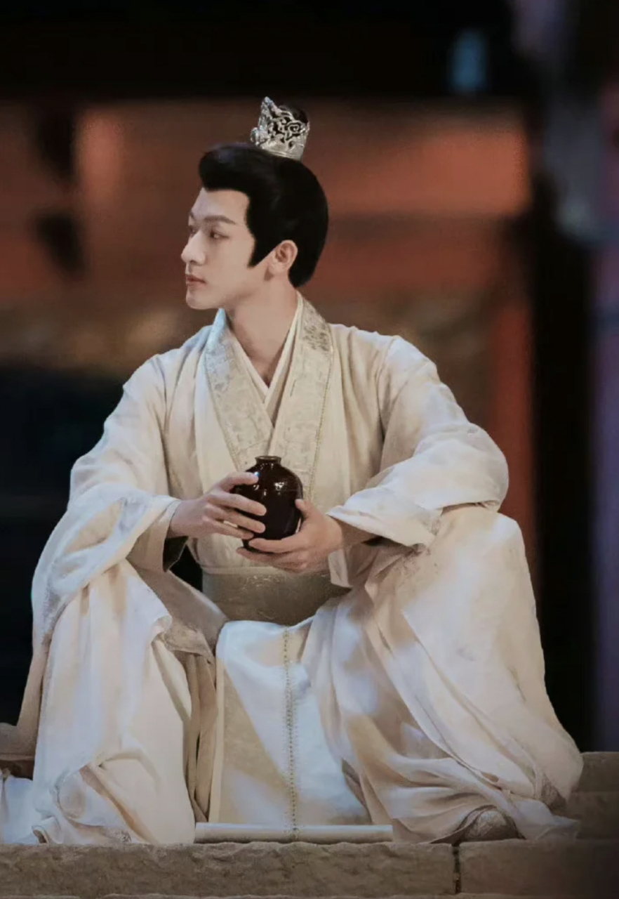 长相思中小夭和玱玹父母双亡后,表哥玱玹不得不肩负