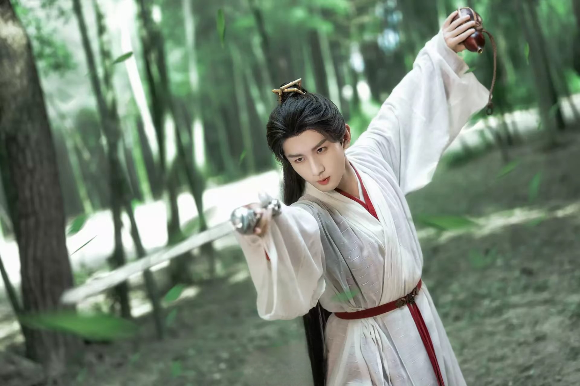 醉酒舞剑92壶酒,江湖夜9495年灯.#情感# #成毅莲花楼