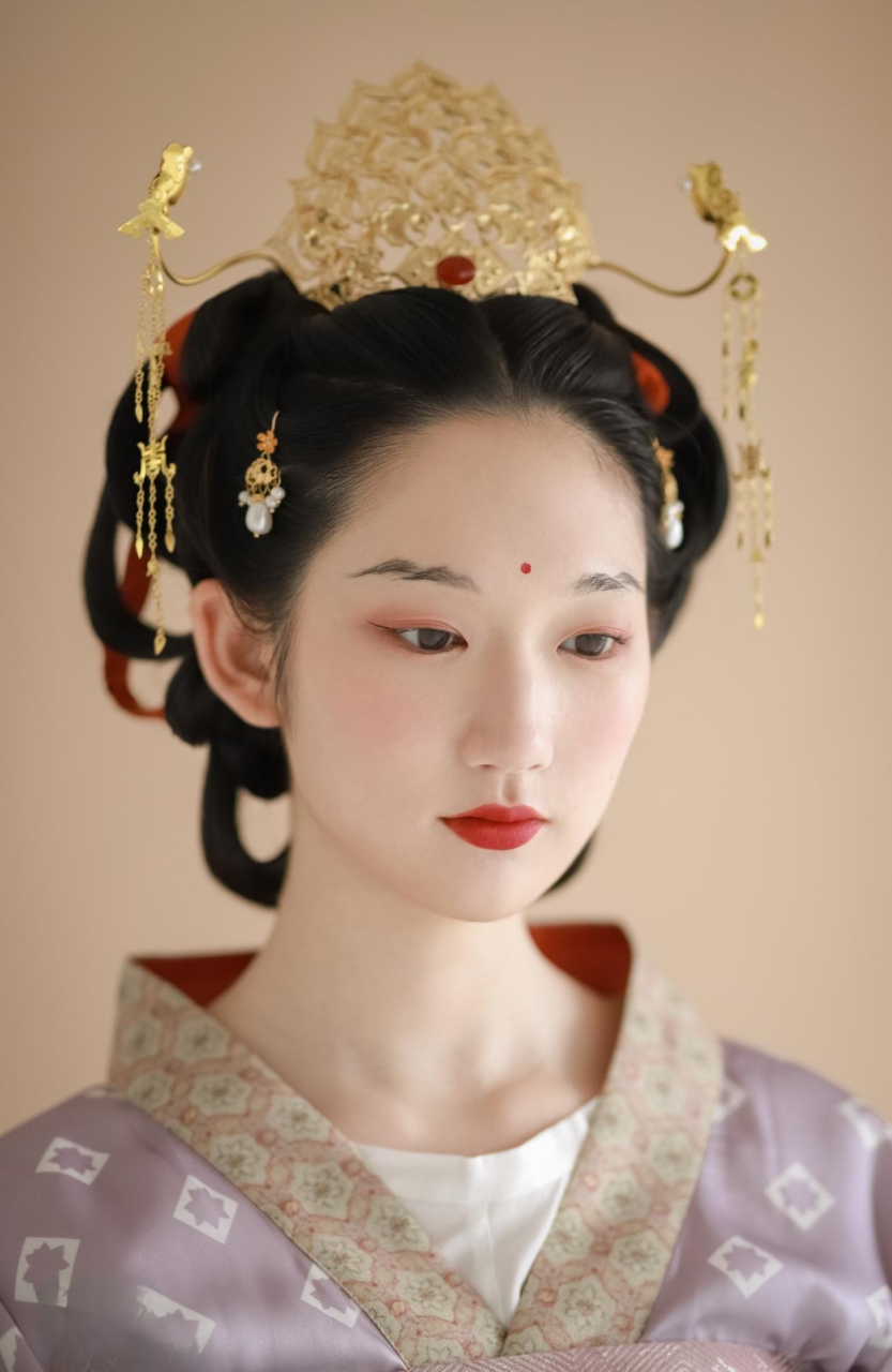 "小重山"眉形颇有古时候说的"眉似远山"意味,很符合中国传统文化中