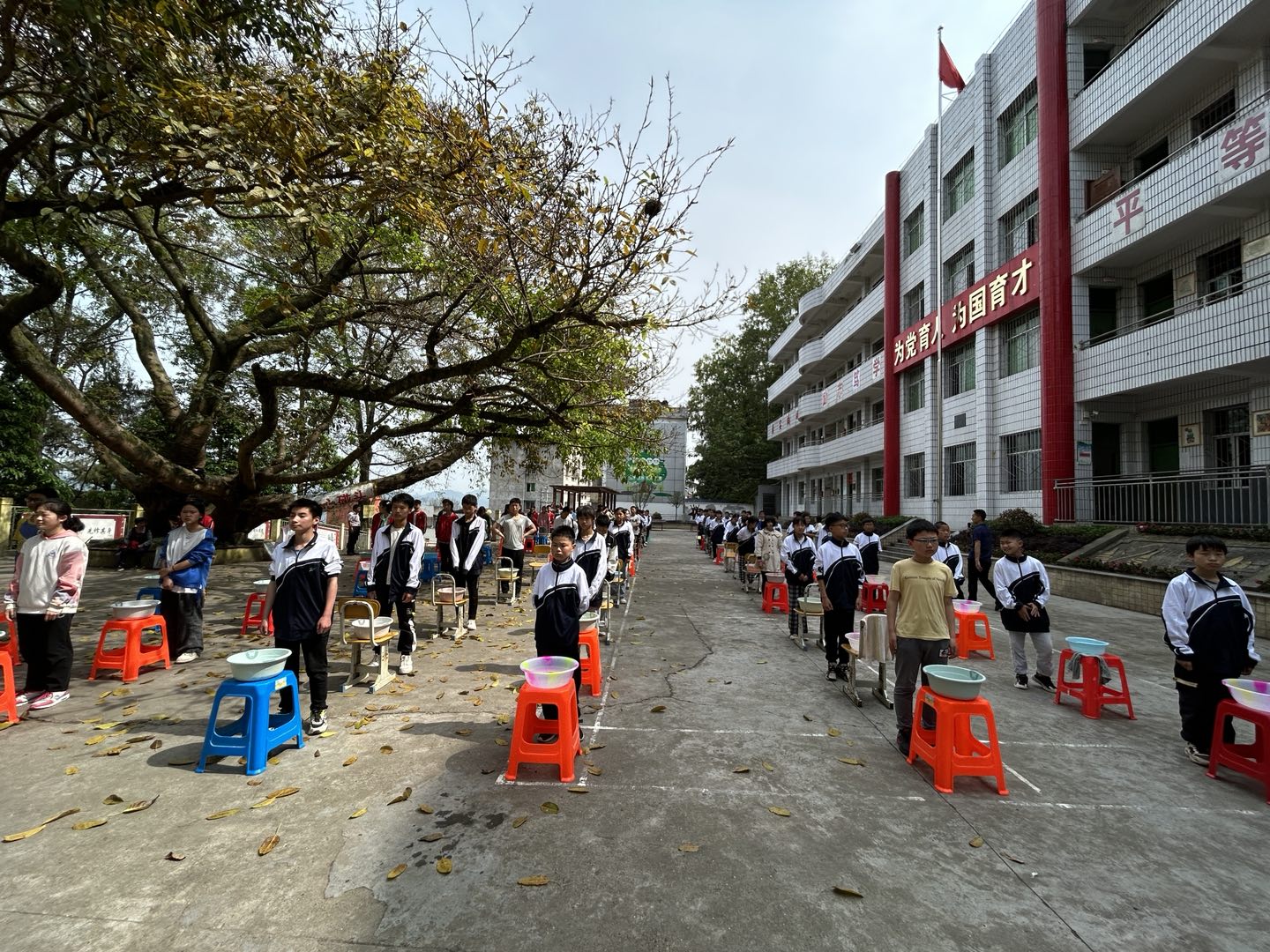 巴中头条# 恩阳区石城初级中学开展"一盆水"闭气体验活动