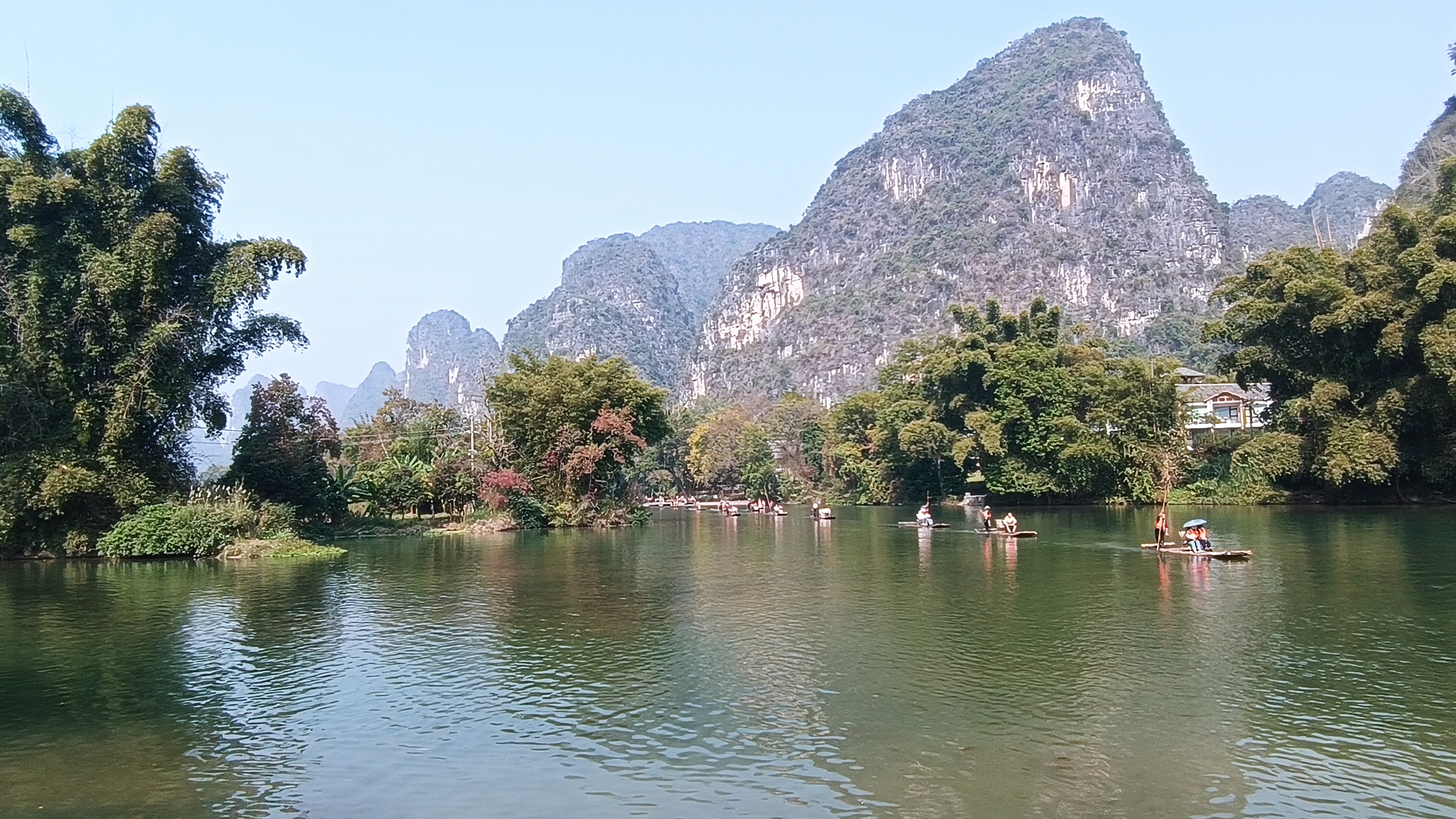 桂林阳朔遇龙河的风景让人流连忘返,仿佛每一刻都在欣赏一幅天然的