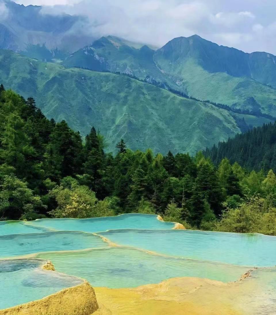 九寨沟,这个位于四川省阿坝藏族羌族自治州九寨沟县的神奇地方,以其