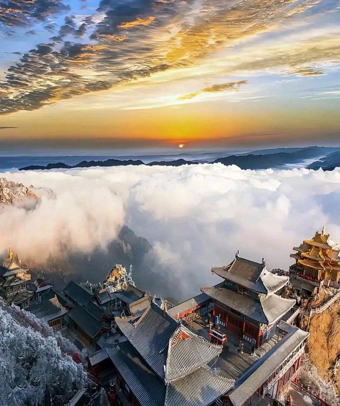 在雪山的怀抱中,我遇见了一座古老的寺庙.