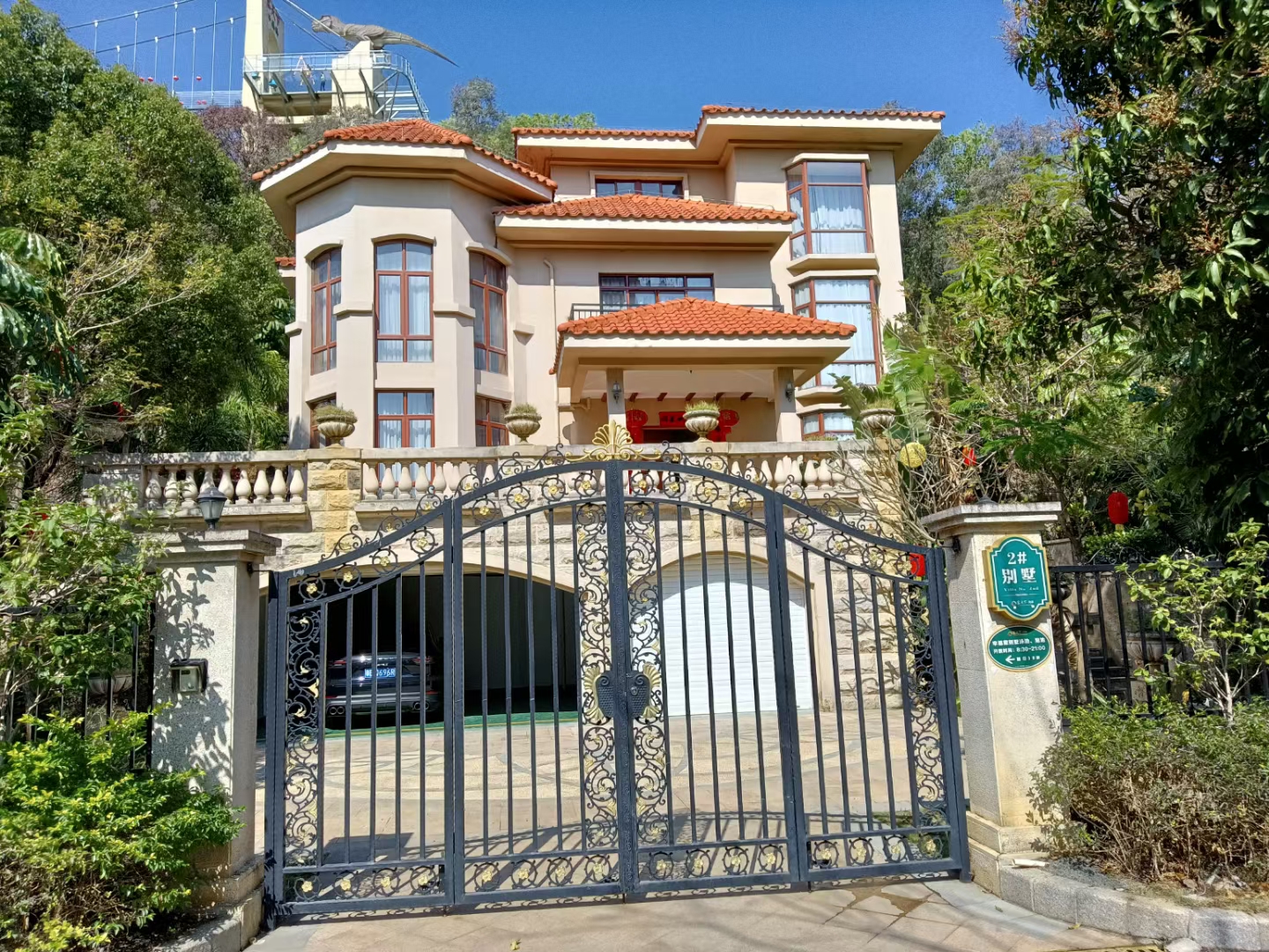 河源客天下国际旅游度假区坐落于美丽的水晶山下,占地8000亩,创新打造