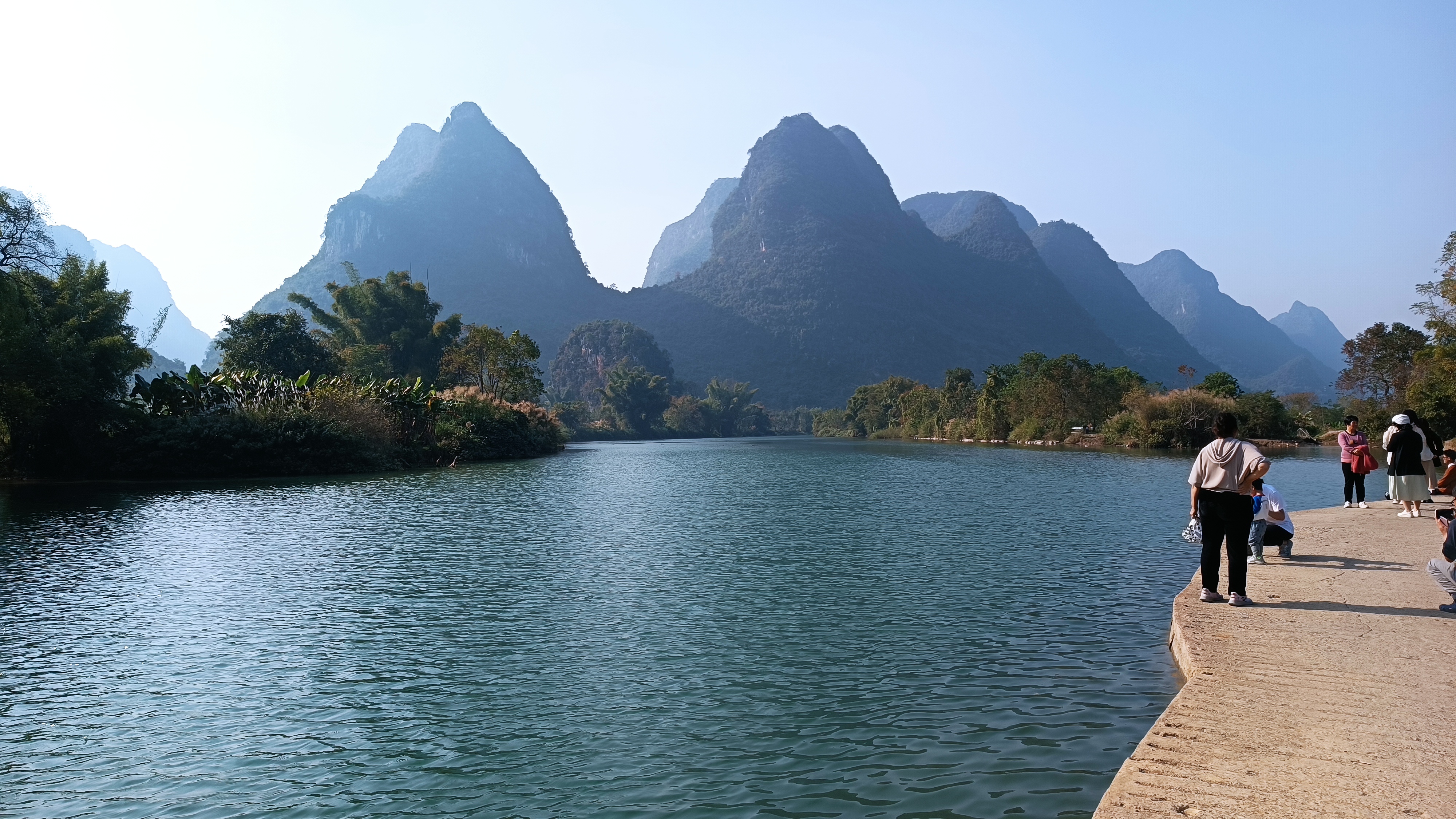 桂林阳朔遇龙河的风景让人流连忘返,仿佛每一刻都在欣赏一幅天然的