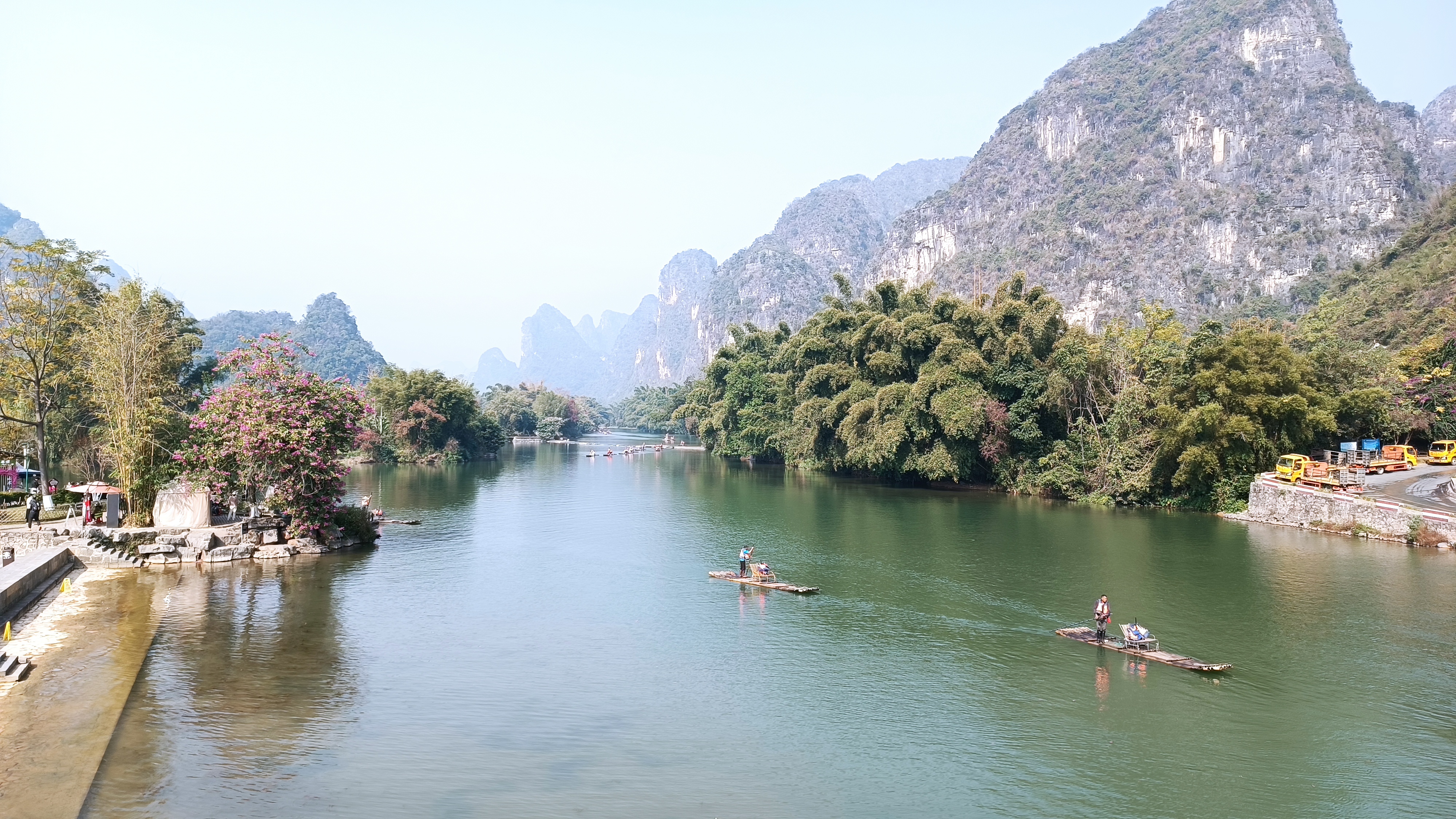 桂林阳朔遇龙河的风景让人流连忘返,仿佛每一刻都在欣赏一幅天然的