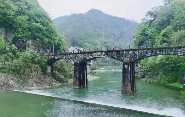 云南镇雄发生一起恶性伤人事件# 邂逅这座黑色金属拱桥,仿佛走进了一