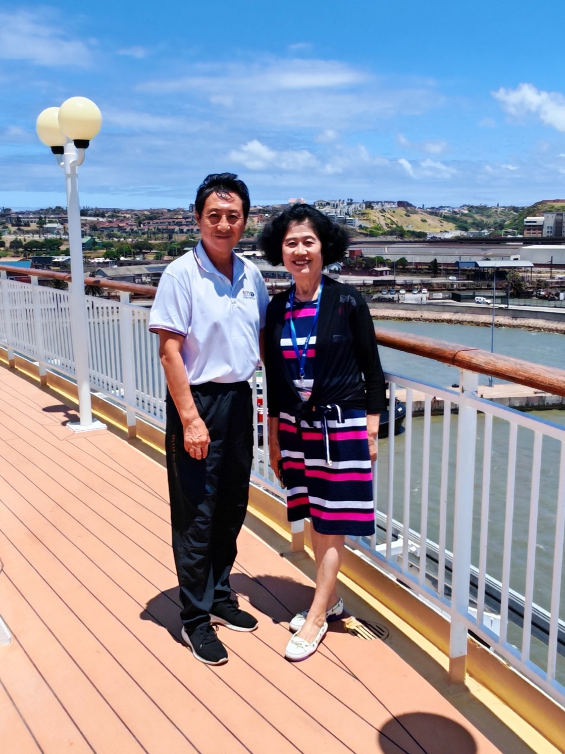 13南非时间11:00,非洲深度猎奇游团队乘坐的前往南非