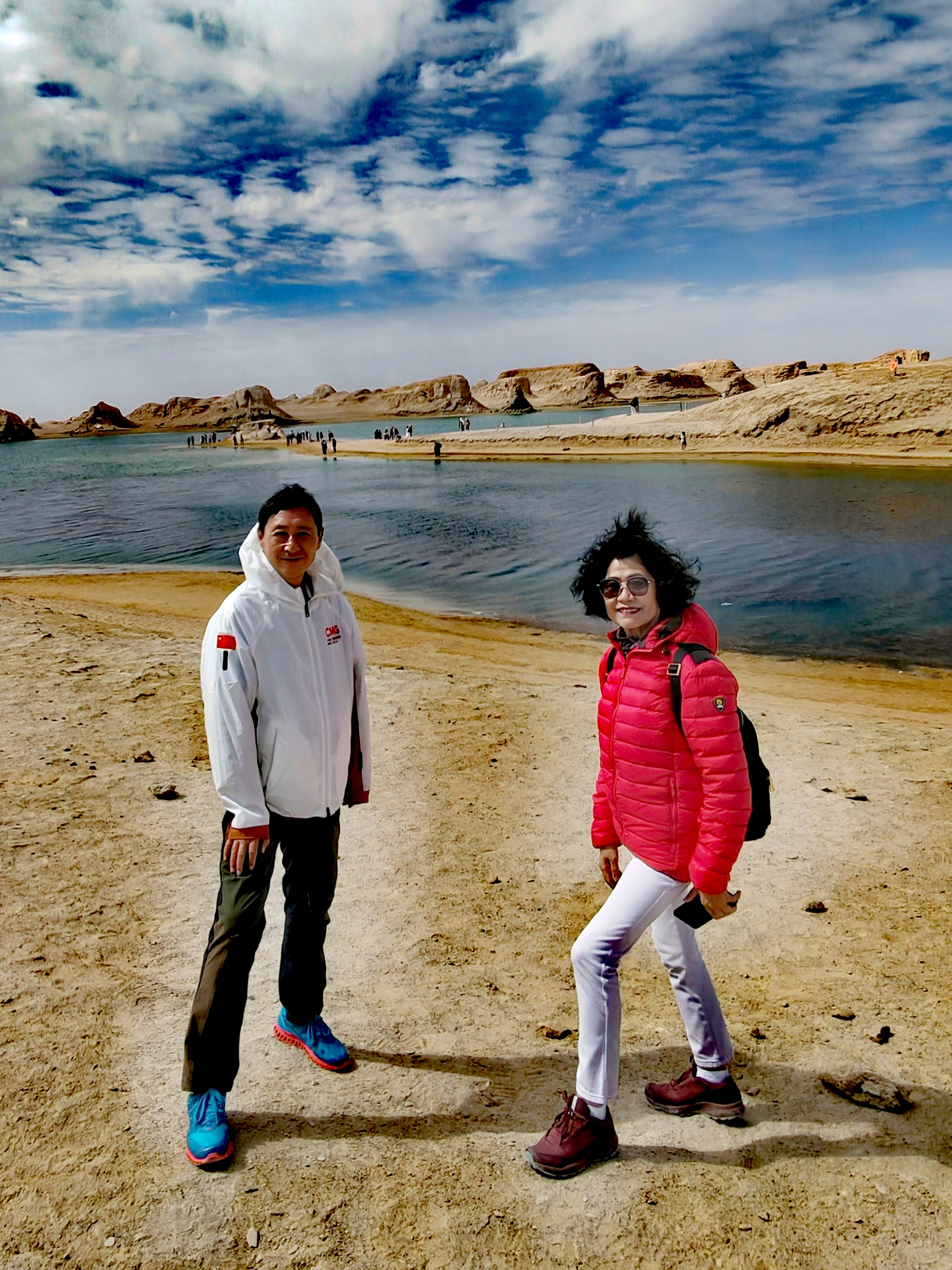 西北部,东距青海湖650公里,茶卡盐湖550公里,茫崖到格尔木距离有多远